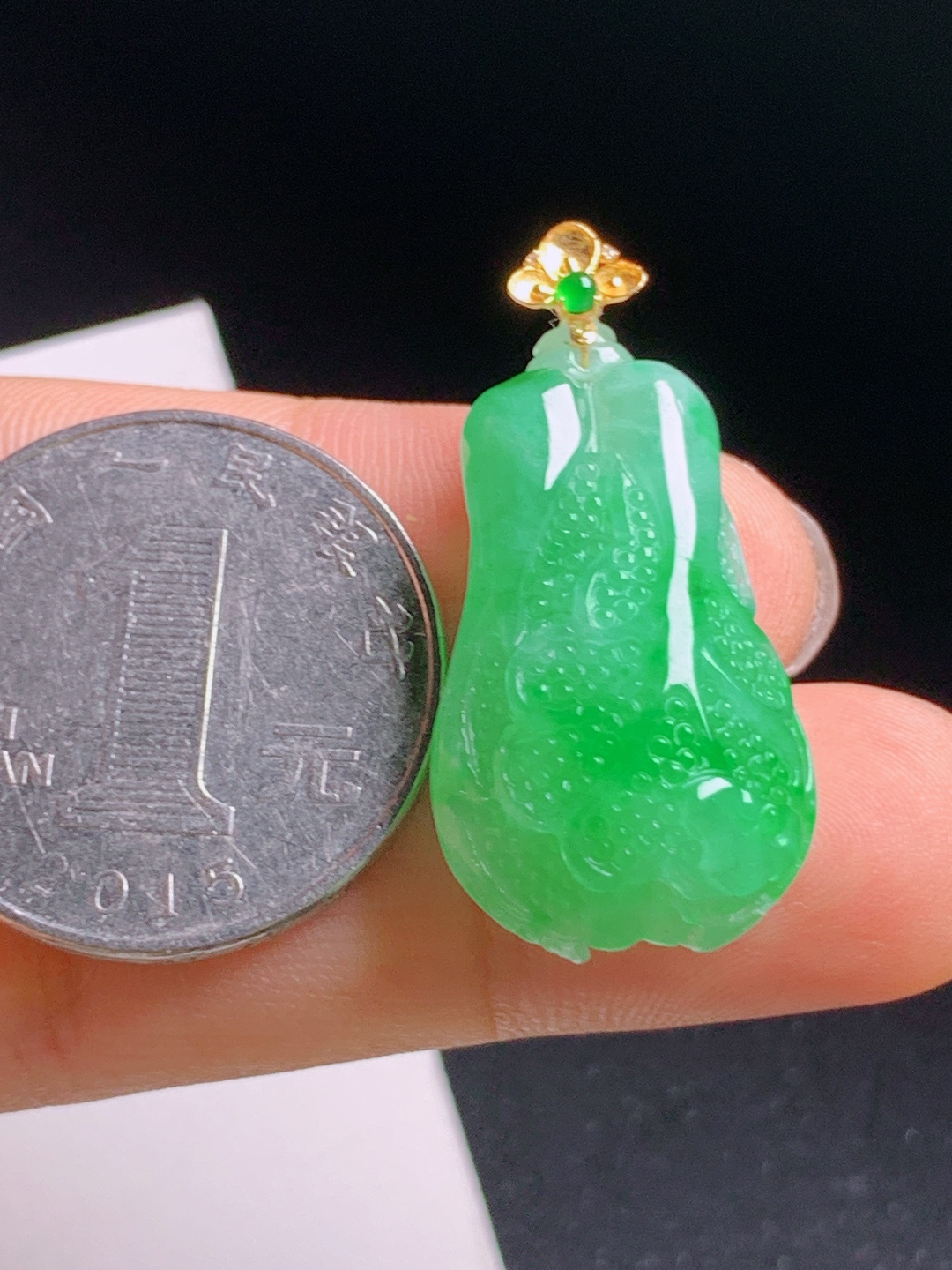 正阳绿白菜吊坠，水润鲜亮立体雕刻，招财纳福 裸石28.1-15.5-9.8 整体32.7 470628