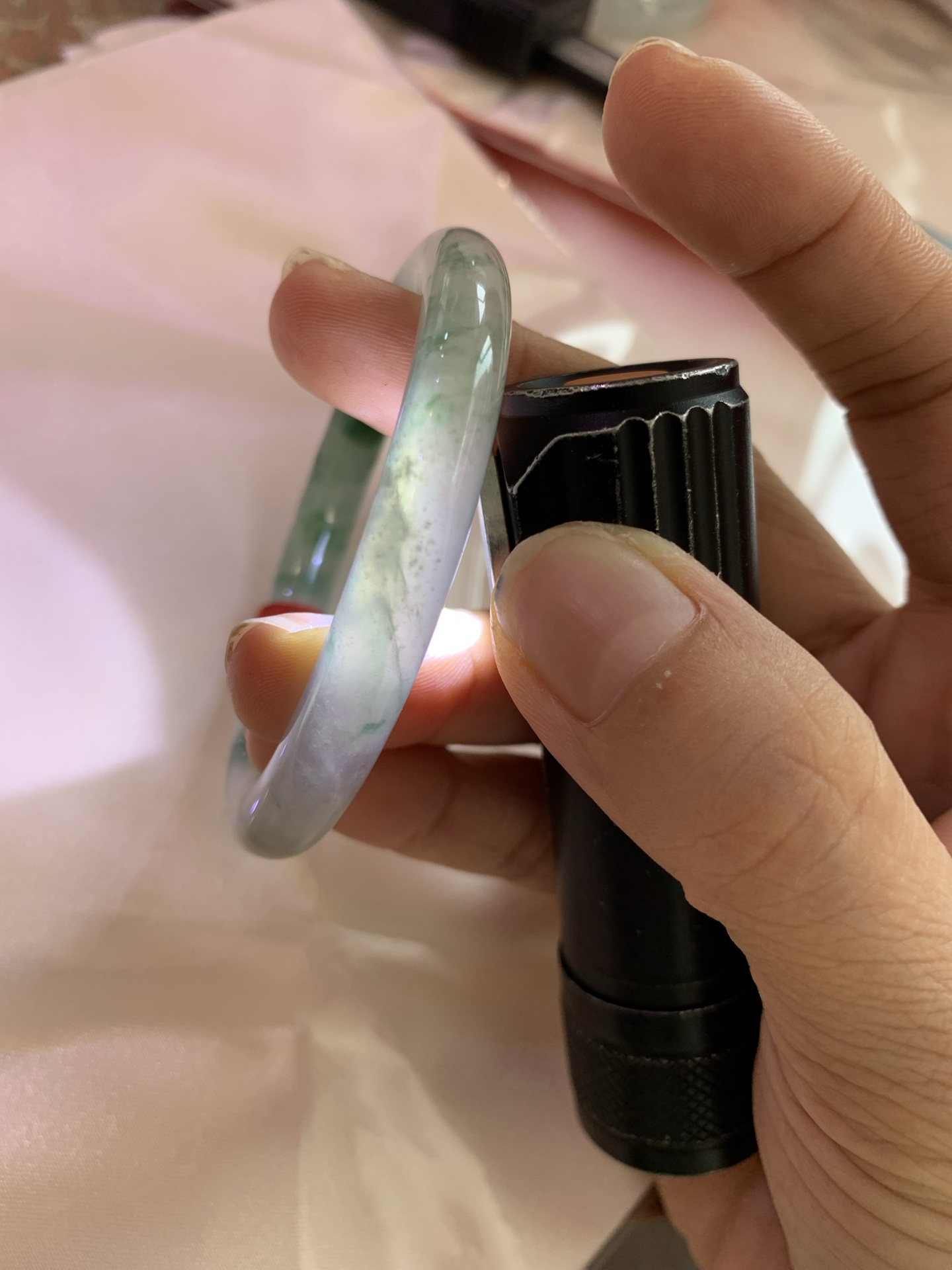 冰墨绿花美人条 51.2-7.2-7.2 0629-N1107 打灯细纹，底妆冰润，烟雨入江南，丹青水墨，朦胧江南的意境镯，青花瓷般的冰飘蓝花水墨画，妙笔丹青笔墨如画，镯子青白分明如盈盈碧水莹润水灵山水画，飘逸灵动的画色倘徉在水光中泛起阵阵涟漪。