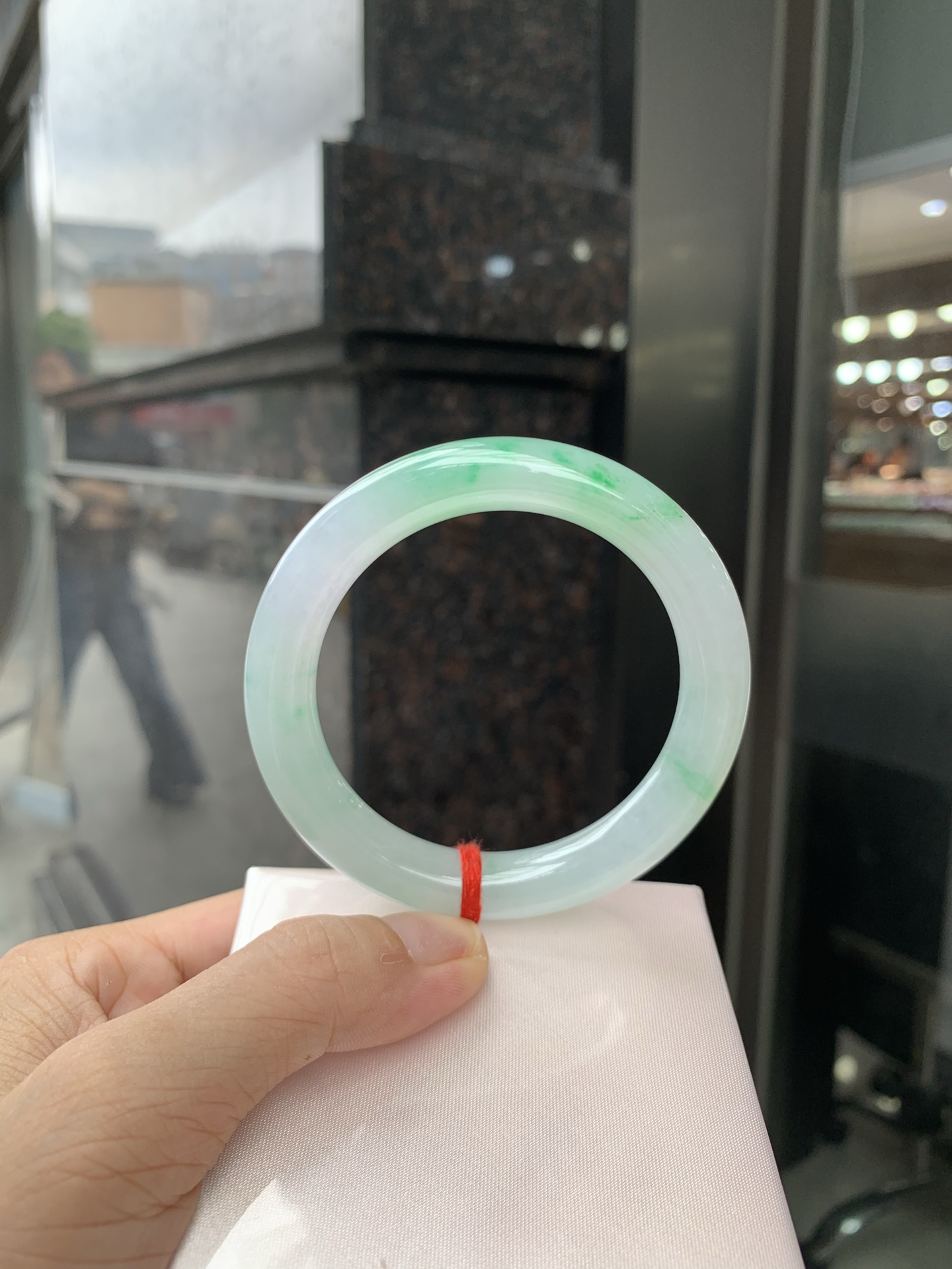 白底青阳绿圆条 54.6-9.5-9.5 0629-N1108-2 打灯细纹，底妆冰润，满圈飘阳绿花点缀，腕间风华，干净纯净的底色上，一抹翠色肆意流淌，宛如春日里的繁华盛景
