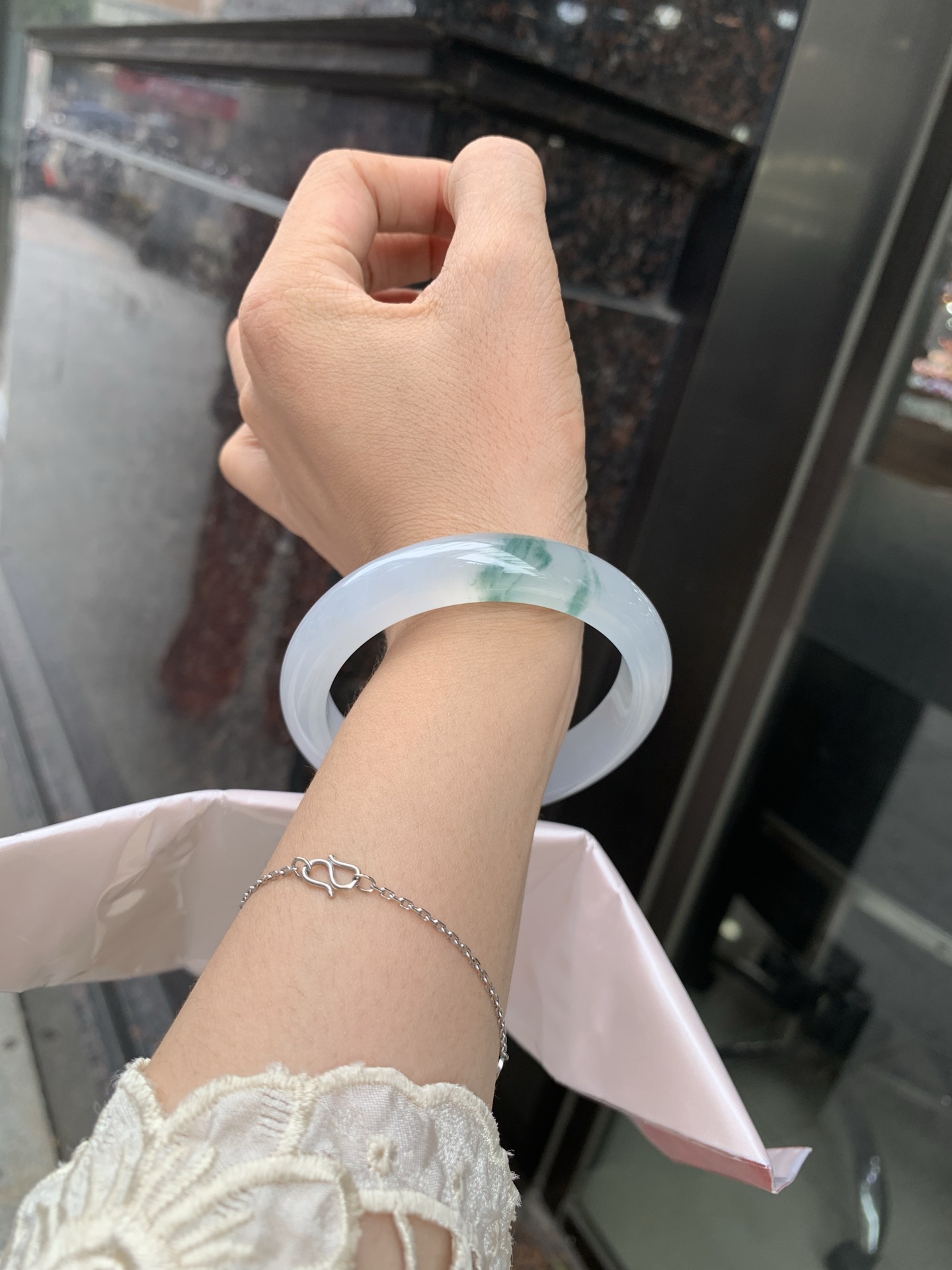 冰飘花正圈 57.5-8.1-11.7 0629-N1111 打灯细纹，不影响，底妆胶润细腻，冰底中开出了朵朵兰花，飘花灵动飘逸，勾勒出一幅唯美诗意的山水意境画，古典优雅又秀气