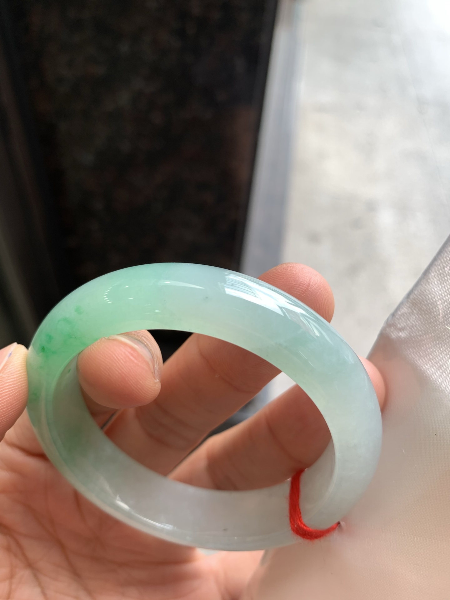 正圈冰飘绿 微杂质 尺寸：52/12.8/8.2 色清爽
