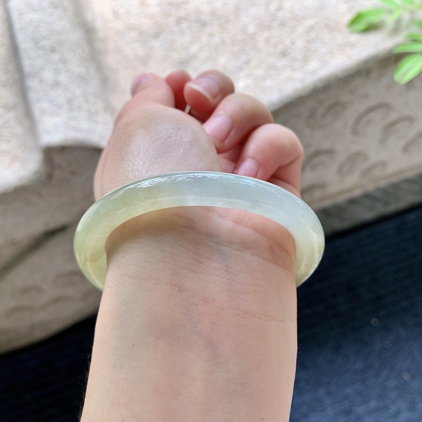 贵妃52 53【圈口】53/45/8/8【编码】A1062923【描述】糯冰黄翡，水润，种老，细腻，无裂