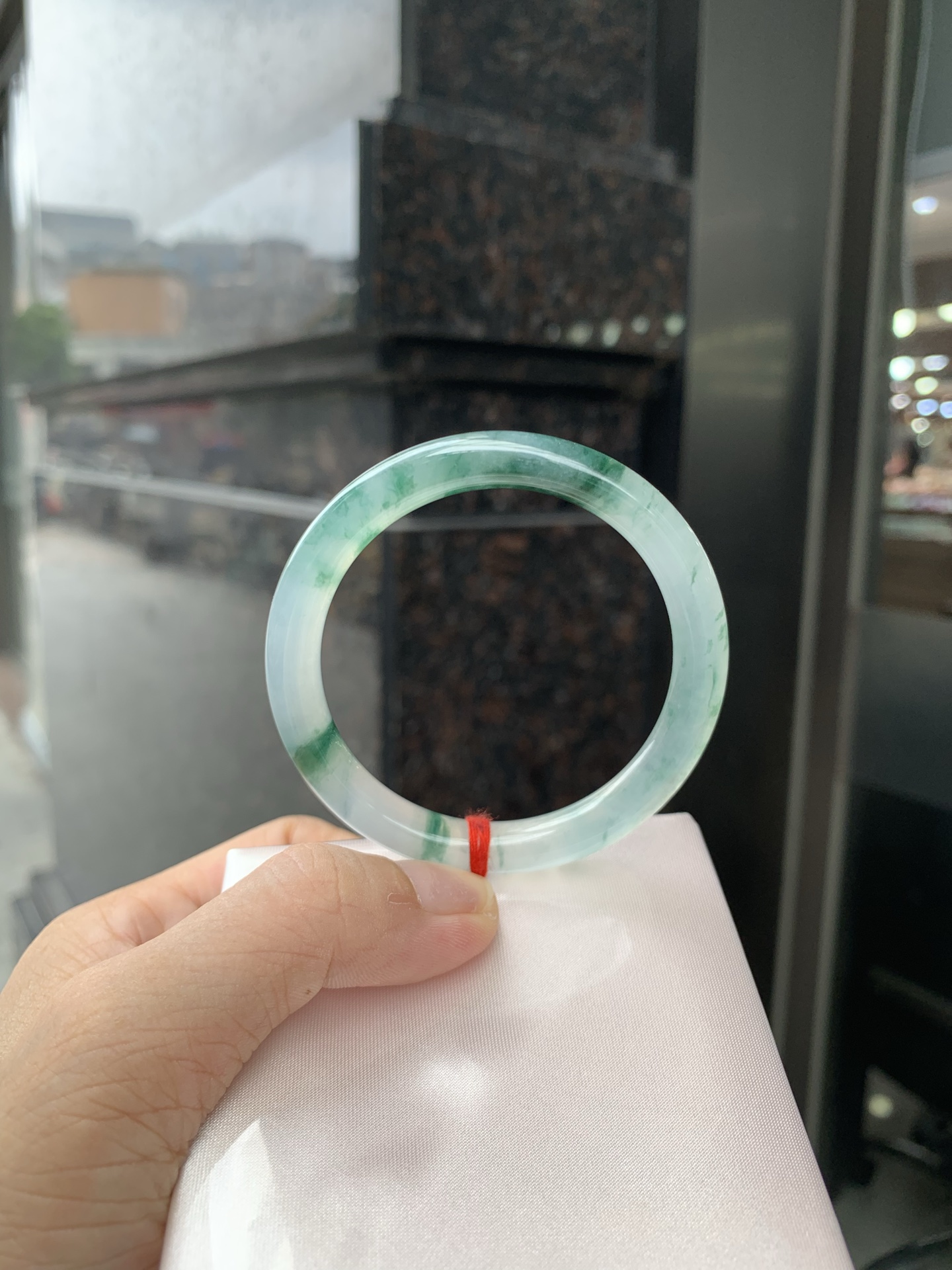 冰墨绿花美人条 51.2-7.2-7.2 0629-N1107 打灯细纹，底妆冰润，烟雨入江南，丹青水墨，朦胧江南的意境镯，青花瓷般的冰飘蓝花水墨画，妙笔丹青笔墨如画，镯子青白分明如盈盈碧水莹润水灵山水画，飘逸灵动的画色倘徉在水光中泛起阵阵涟漪。