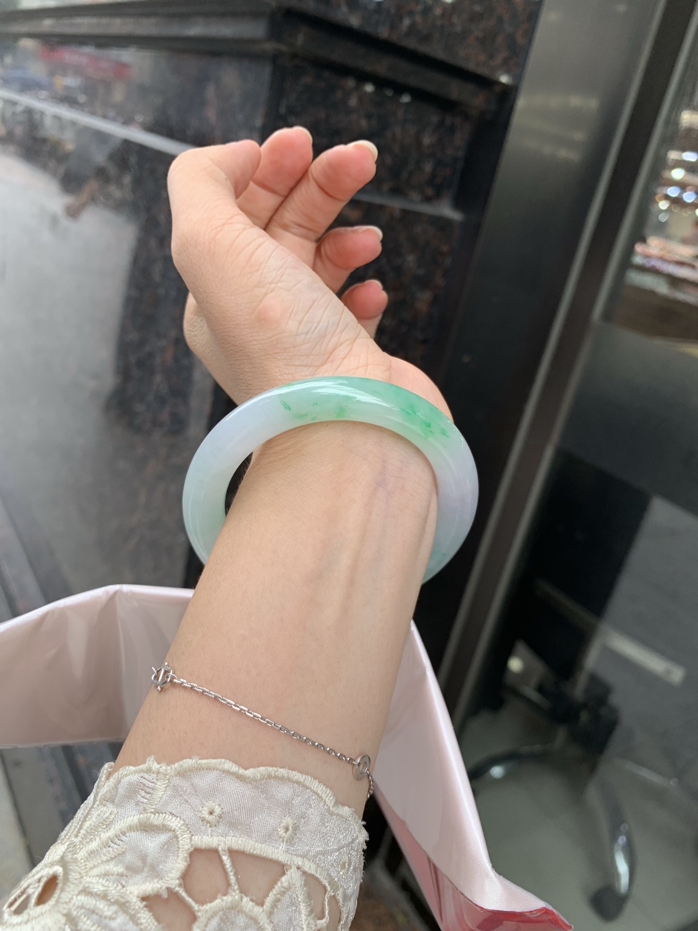 白底青阳绿圆条 54.6-9.5-9.5 0629-N1108-2 打灯细纹，底妆冰润，满圈飘阳绿花点缀，腕间风华，干净纯净的底色上，一抹翠色肆意流淌，宛如春日里的繁华盛景