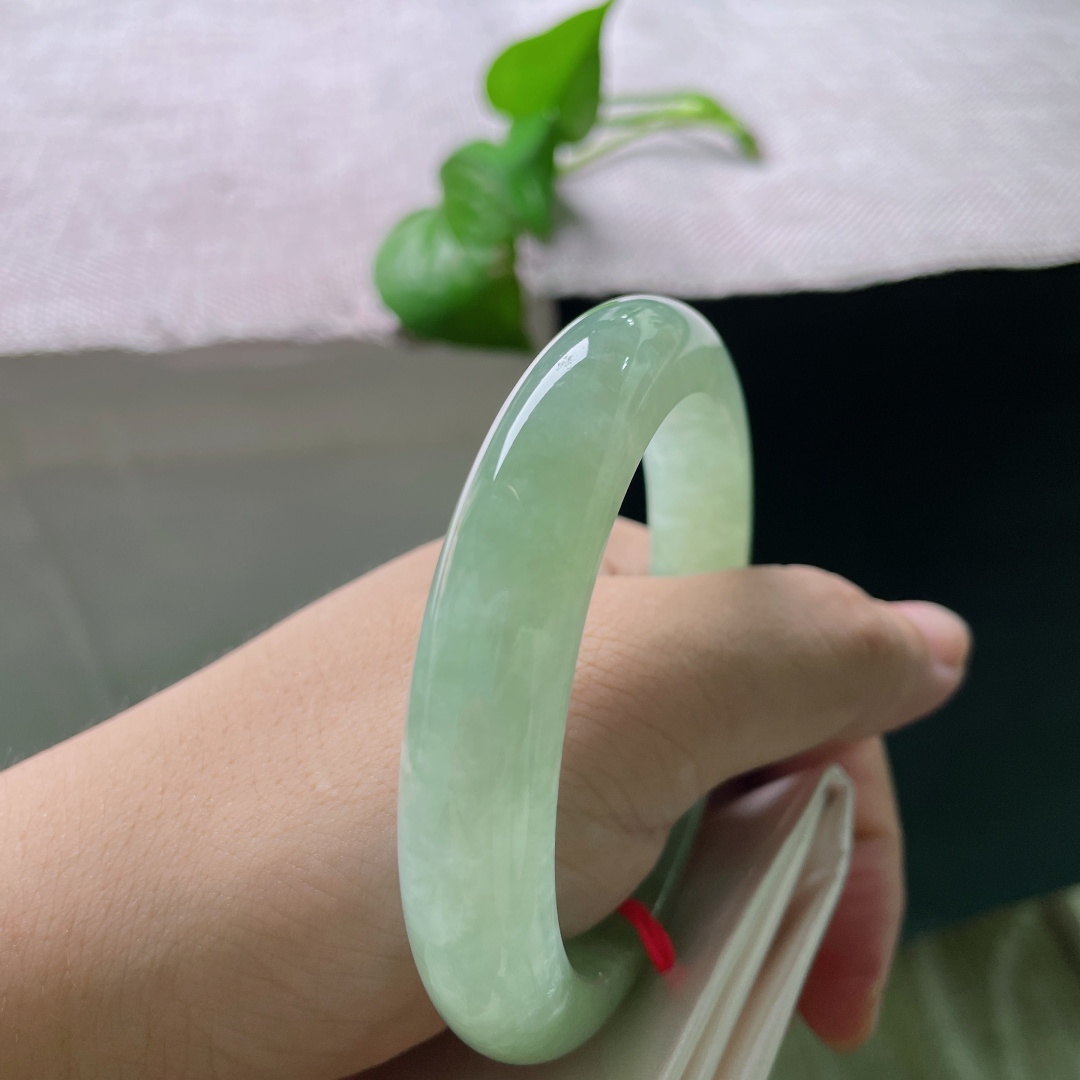 56.8/12.2/9.6，绿底正圈，有纹，浅绿晴水，清透冰润，上手自带一整份夏日凉爽清意。ss54973a。