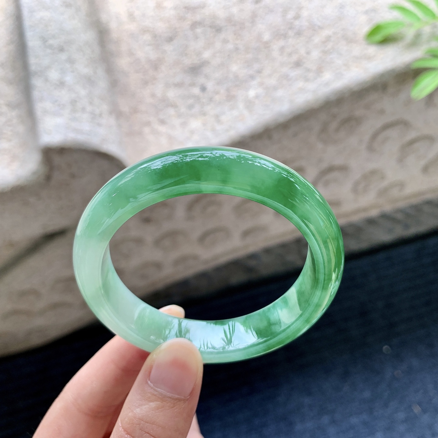 正圈 圈口52.5/12.7/8 编码WW063022 描述冰糯辣绿，水润，种老，细腻，打灯有絮线