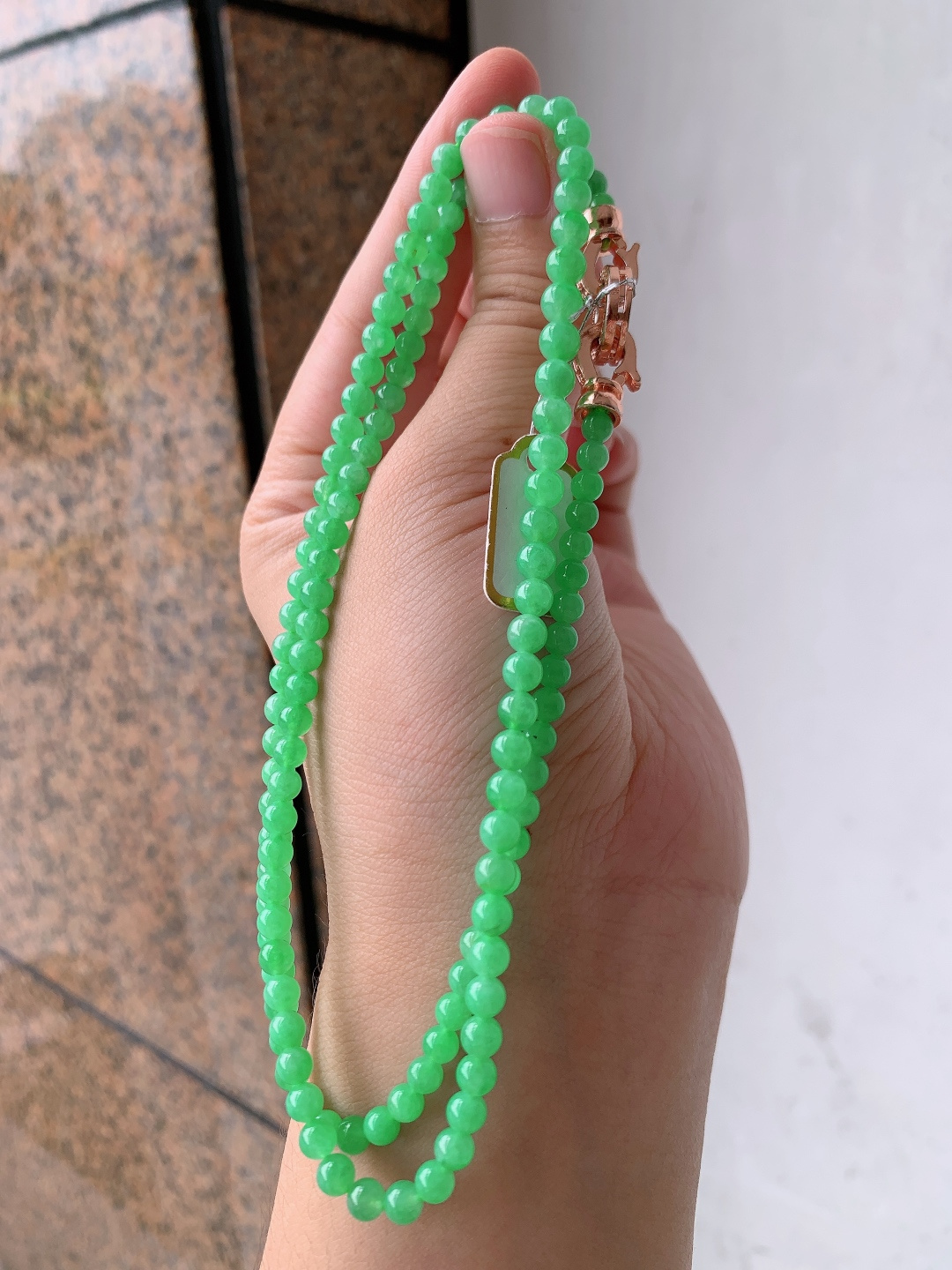 苹果绿小米珠链，水润匀净底色柔和，搭配无事牌点缀，温柔显气质