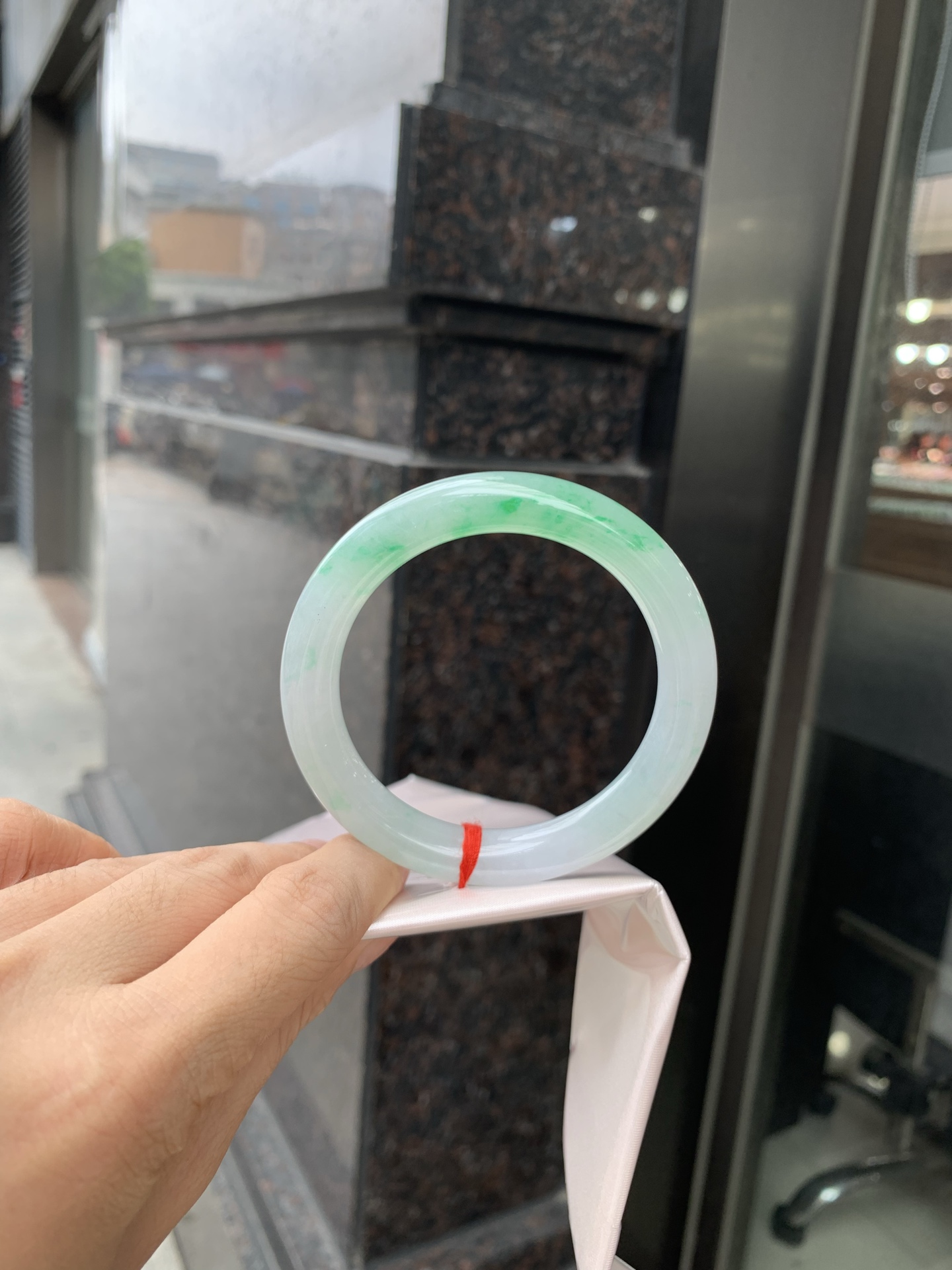 白底青阳绿圆条 0629-N1108-1 打灯细纹，底妆冰润，半圈阳绿花点缀，腕间风华，干净纯净的底色上，一抹翠色肆意流淌，宛如春日里的繁华盛景