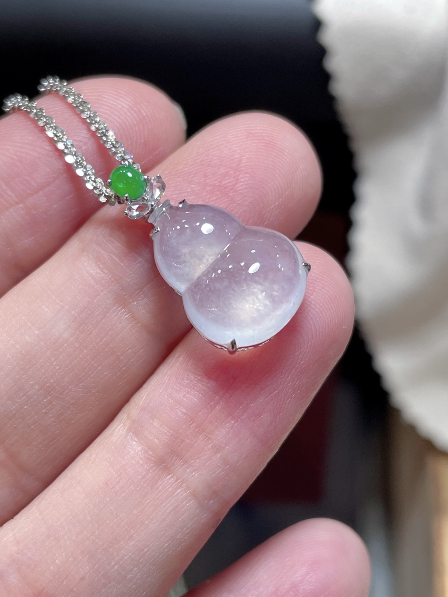 ️ 翡翠葫芦吊坠，起荧光，种水好好，裸石很饱满，专挑好品相，18k镶嵌，15.2-11.7-5.2