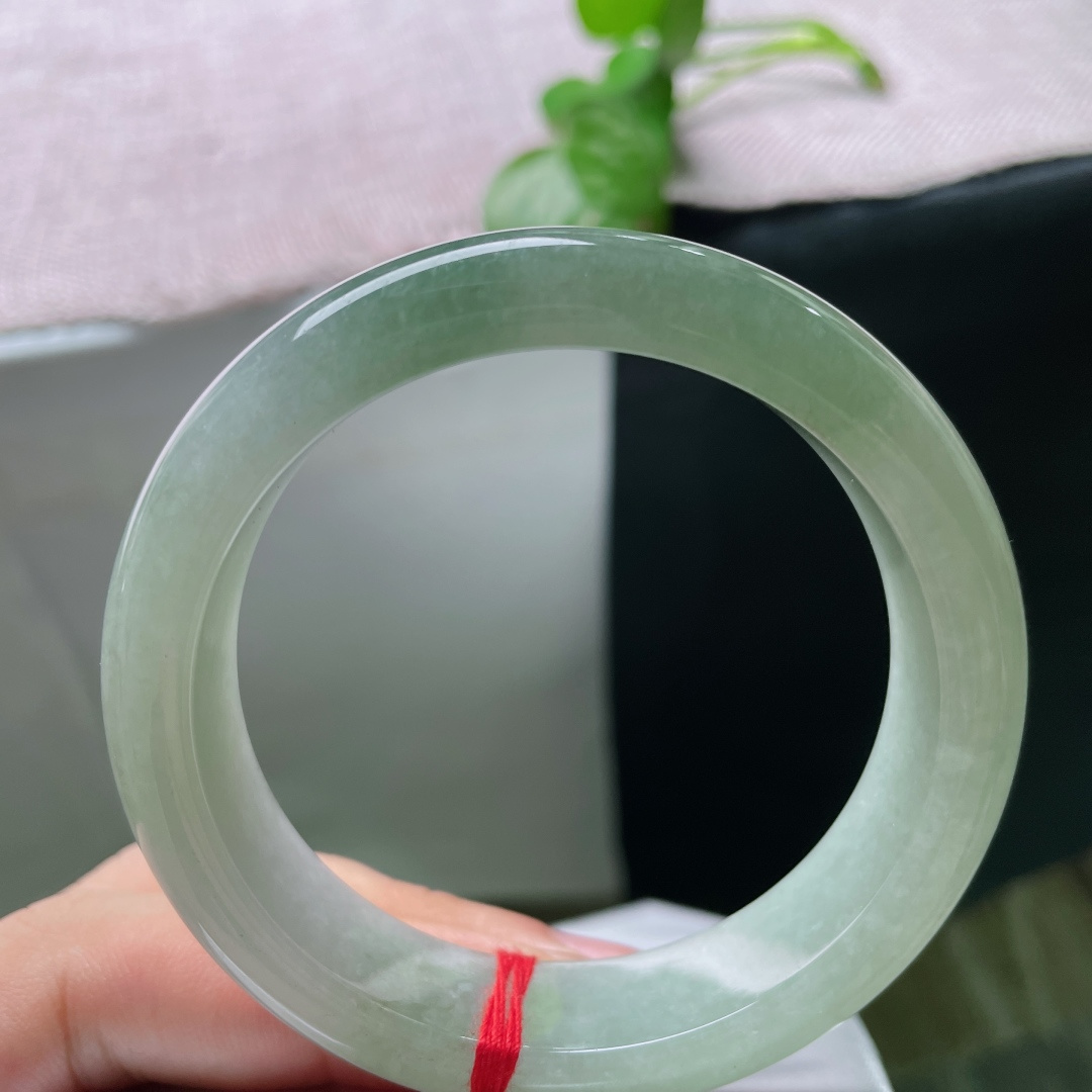 54.5/13.9/8.7，绿底正圈，无裂，淡翠柔光凝于镯间，温润清雅自带温婉气韵。ss53212a