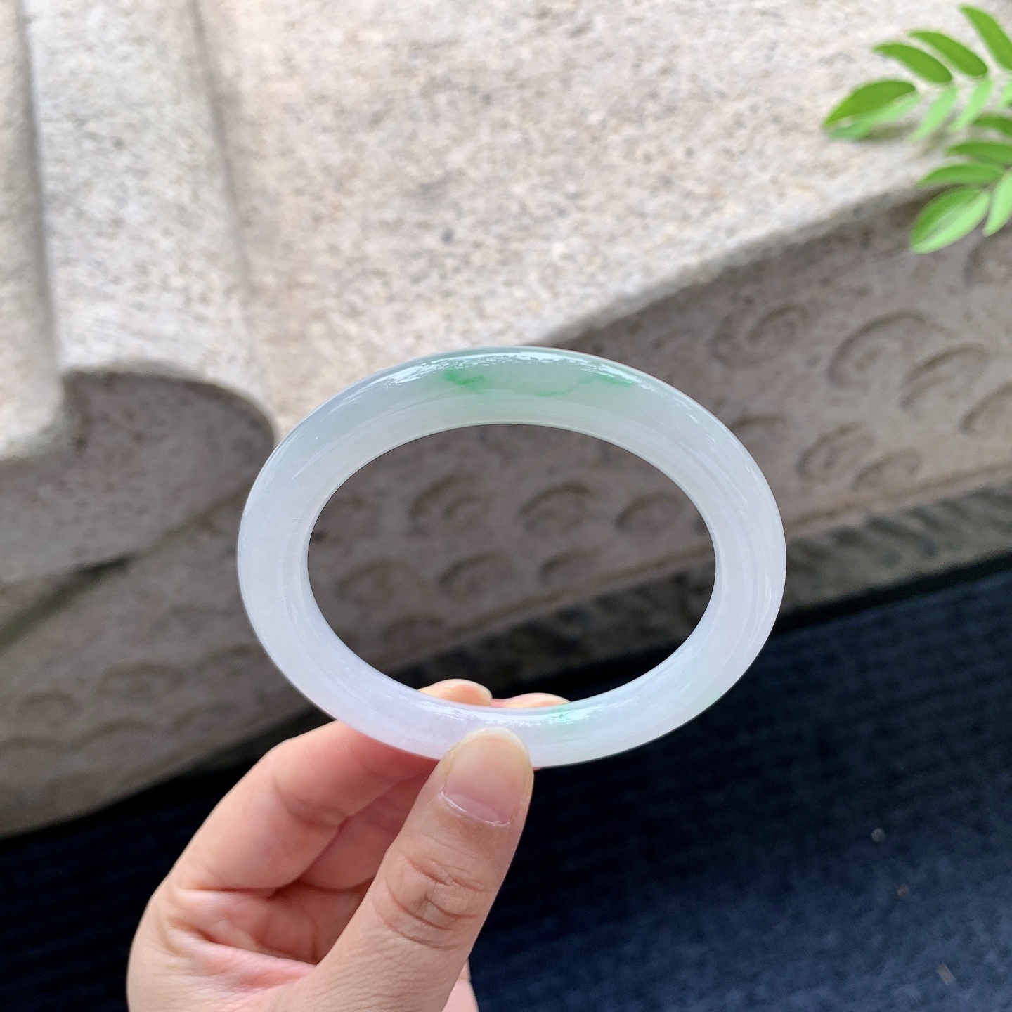 圆条55 56【圈口】56.4/8.4/9.2【编码】C5062903【描述】细糯飘绿，水润，种老，细腻，打灯有棉线