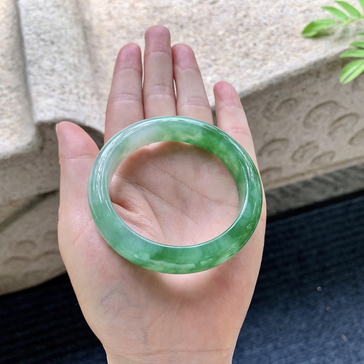 正圈 圈口52.5/12.7/8 编码WW063022 描述冰糯辣绿，水润，种老，细腻，打灯有絮线