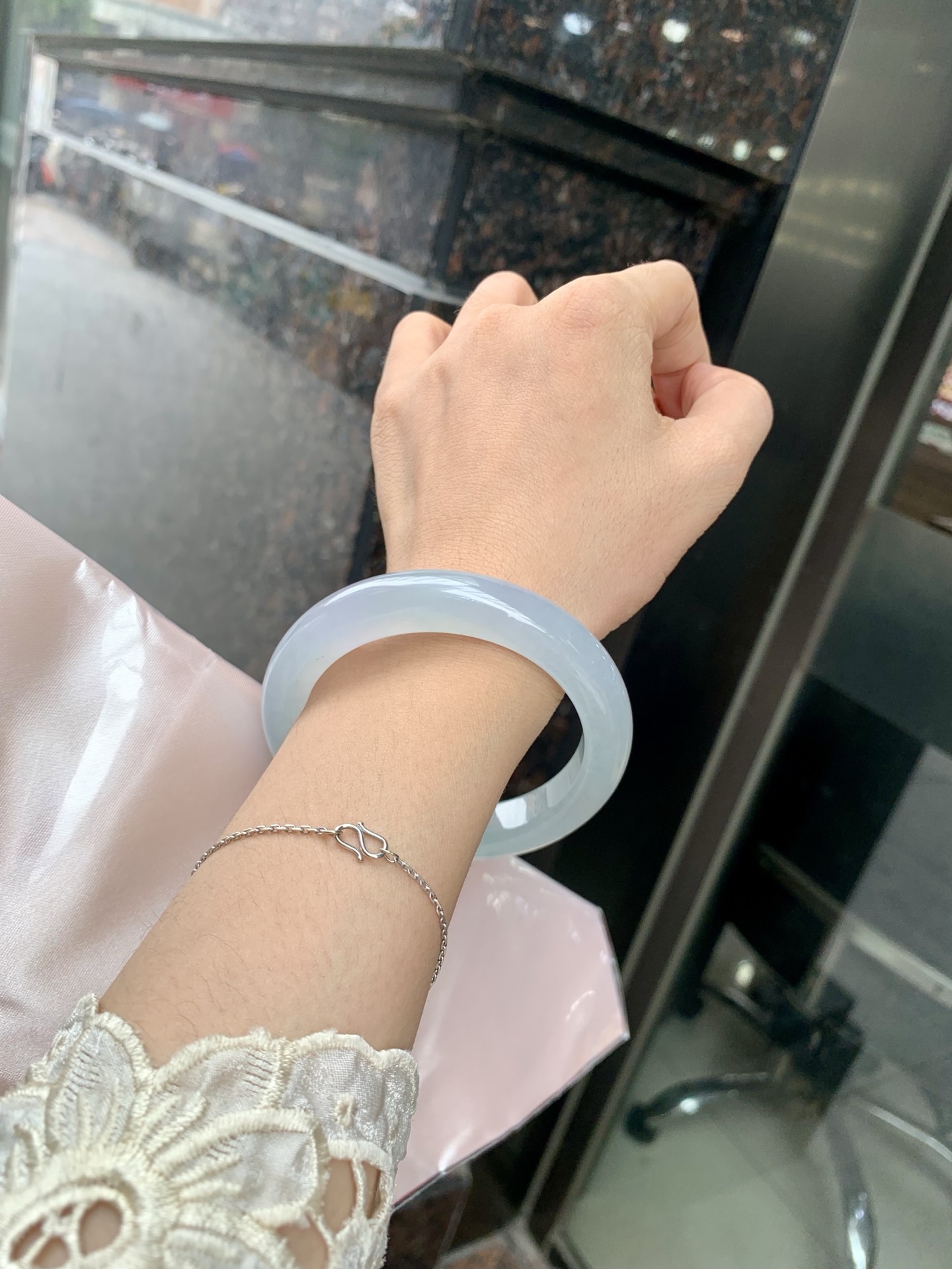 冰蓝正圈 57.6-9.4-11.5 0629-N1110 打灯棉线，底妆冰润细腻，千变万化的冰晴蓝底色，拥有海的颜色，却散发着星空的光芒，这是一只来自冰川蓝的清冷气质仙女镯。