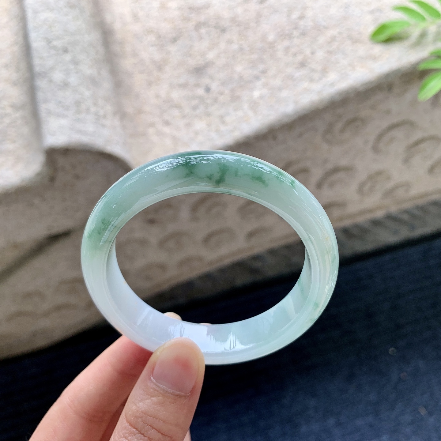 正圈52 53【圈口】53.5/12.8/8【编码】HJ063004【描述】细糯飘花，水润，种老，细腻，无裂