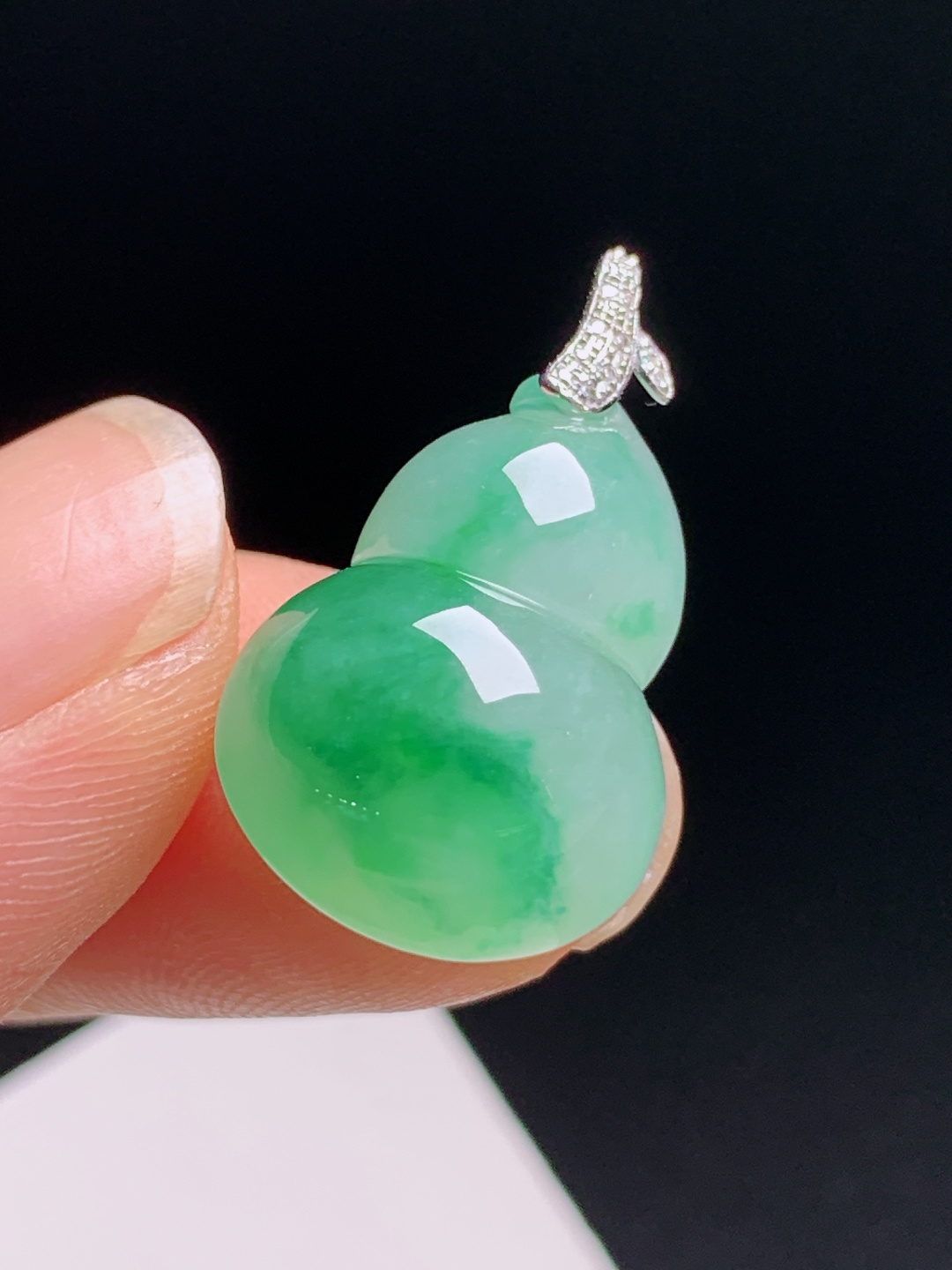 冰飘阳绿葫芦吊坠，水润通透翠色均匀，福禄相伴 030627