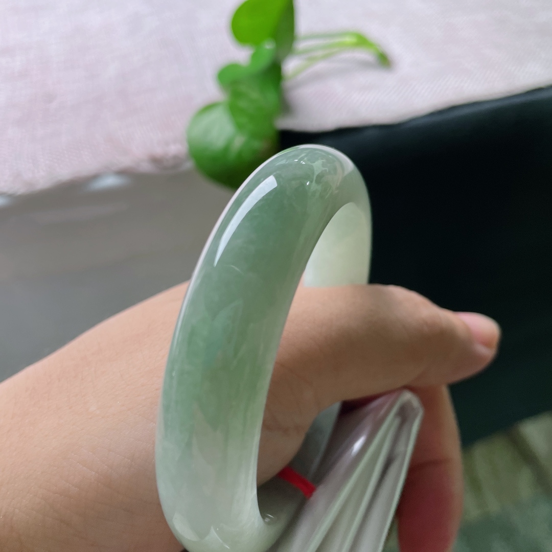 54.5/13.9/8.7，绿底正圈，无裂，淡翠柔光凝于镯间，温润清雅自带温婉气韵。ss53212a