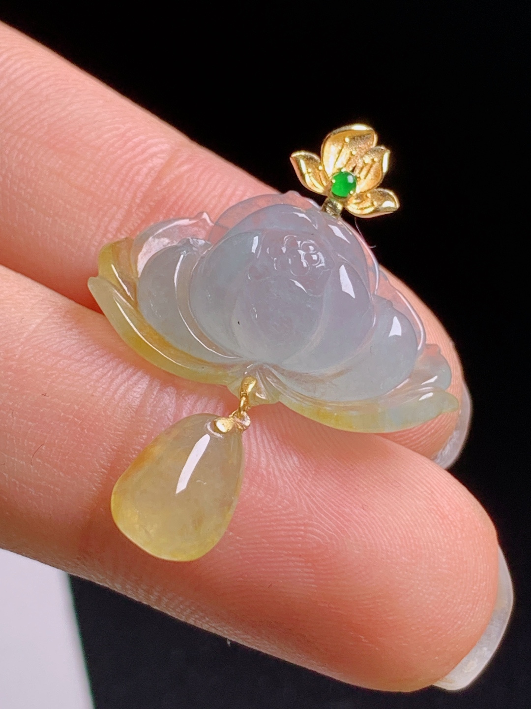 冰飘黄莲花吊坠，冰透莲花搭配暖黄坠子，清雅脱俗