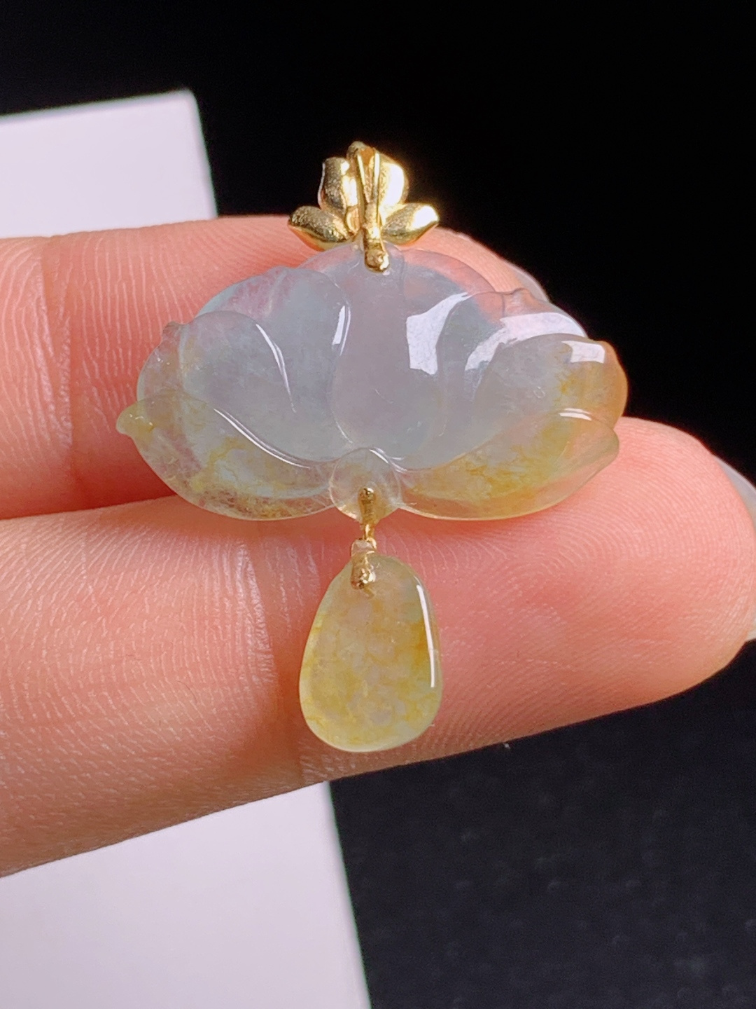 冰飘黄莲花吊坠，冰透莲花搭配暖黄坠子，清雅脱俗