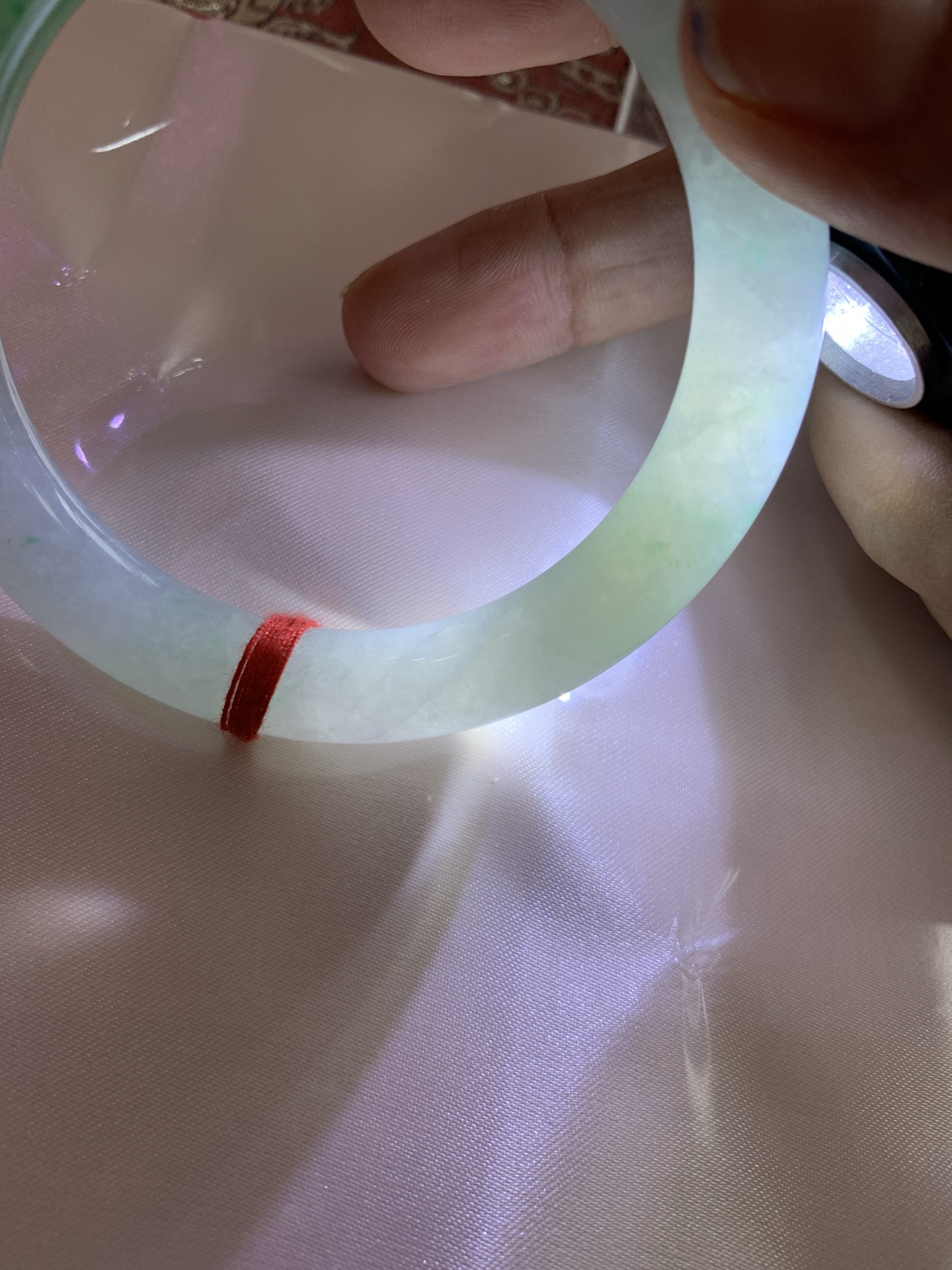 白底青阳绿圆条 0629-N1108-1 打灯细纹，底妆冰润，半圈阳绿花点缀，腕间风华，干净纯净的底色上，一抹翠色肆意流淌，宛如春日里的繁华盛景