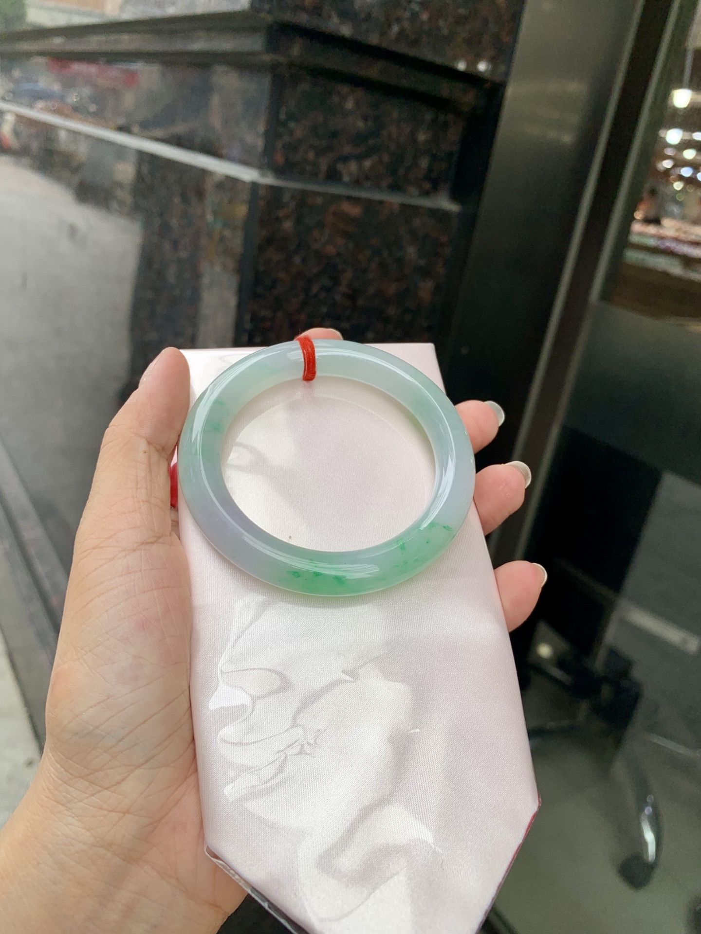 白底青阳绿圆条 54.6-9.5-9.5 0629-N1108-2 打灯细纹，底妆冰润，满圈飘阳绿花点缀，腕间风华，干净纯净的底色上，一抹翠色肆意流淌，宛如春日里的繁华盛景