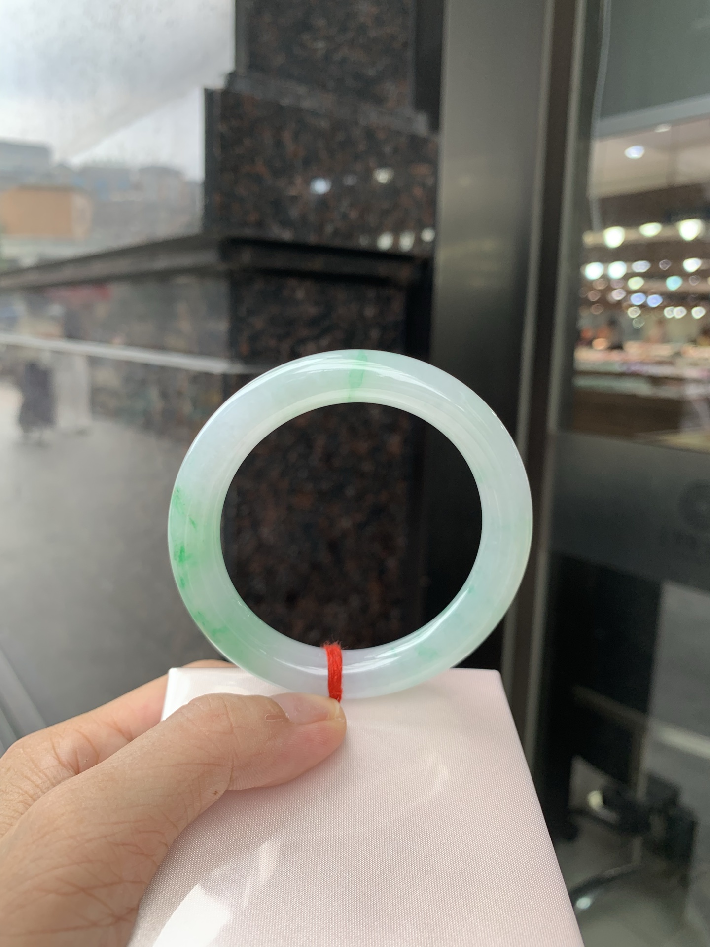 白底青阳绿圆条 54.6-9.5-9.5 0629-N1108-2 打灯细纹，底妆冰润，满圈飘阳绿花点缀，腕间风华，干净纯净的底色上，一抹翠色肆意流淌，宛如春日里的繁华盛景