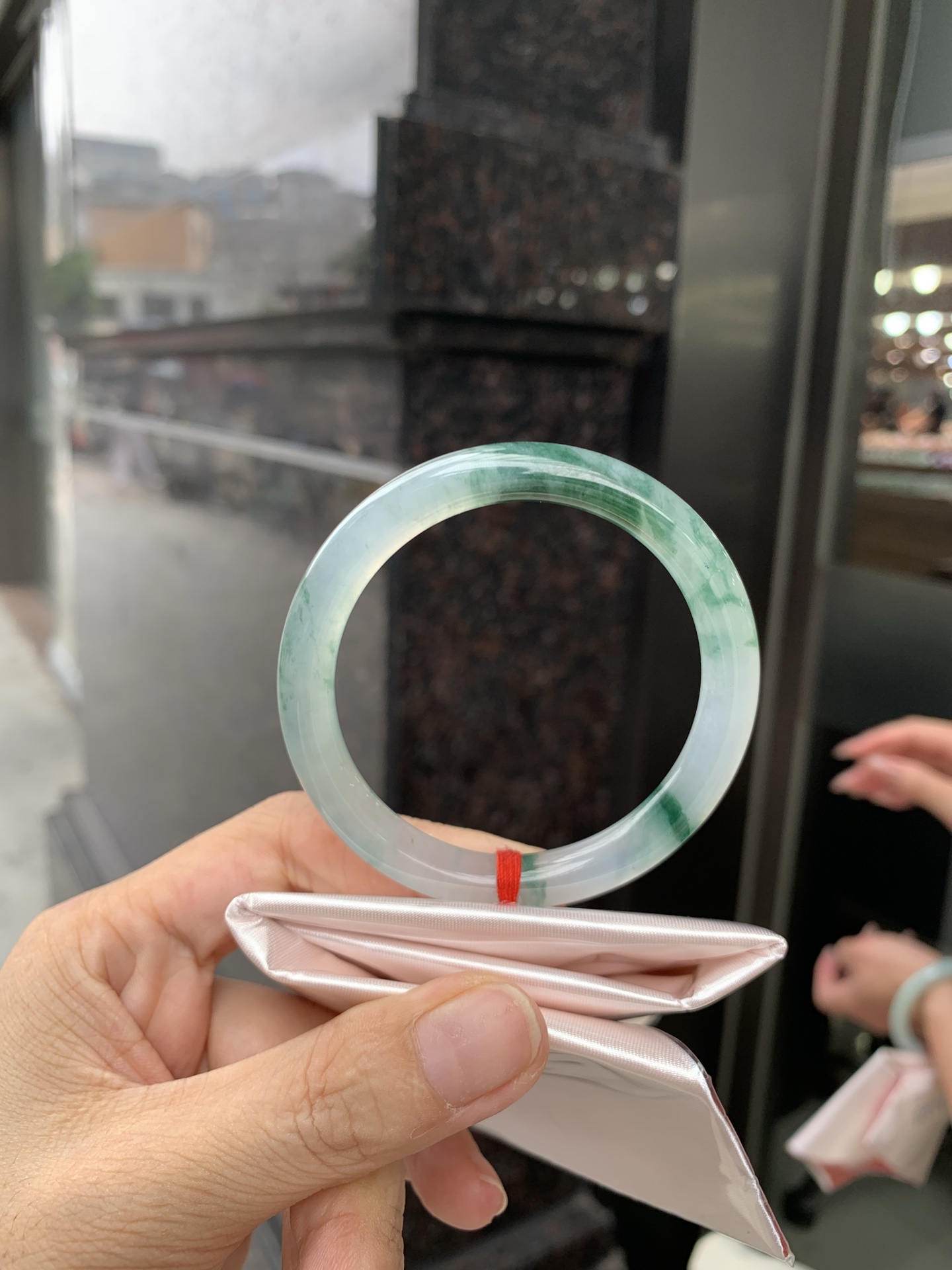 冰墨绿花美人条 51.2-7.2-7.2 0629-N1107 打灯细纹，底妆冰润，烟雨入江南，丹青水墨，朦胧江南的意境镯，青花瓷般的冰飘蓝花水墨画，妙笔丹青笔墨如画，镯子青白分明如盈盈碧水莹润水灵山水画，飘逸灵动的画色倘徉在水光中泛起阵阵涟漪。