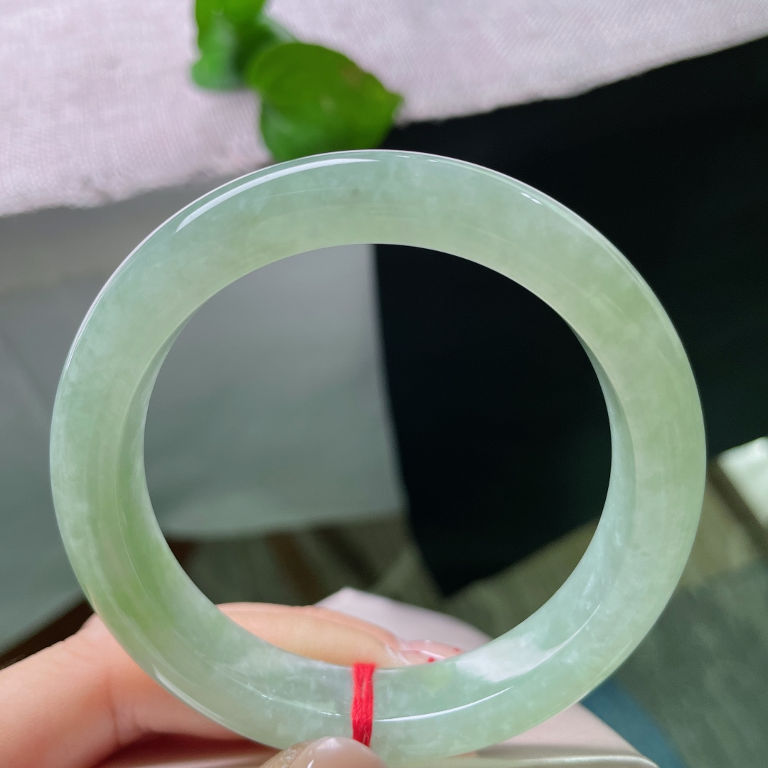 56.3/12/8.6，绿底正圈，无裂，浅嫩晴水，清透似山间清泉，上手自带夏日清爽凉意。ss54982a。