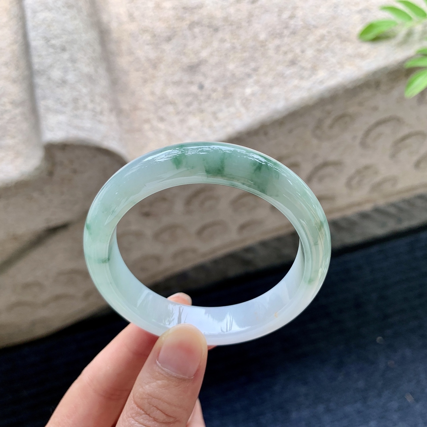 正圈52 53【圈口】53.5/12.8/8【编码】HJ063004【描述】细糯飘花，水润，种老，细腻，无裂