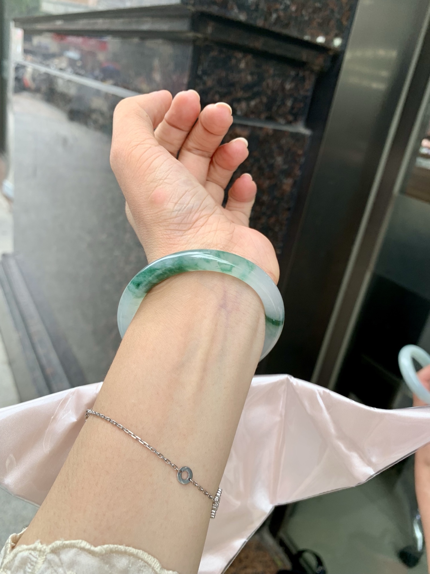 冰墨绿花美人条 51.2-7.2-7.2 0629-N1107 打灯细纹，底妆冰润，烟雨入江南，丹青水墨，朦胧江南的意境镯，青花瓷般的冰飘蓝花水墨画，妙笔丹青笔墨如画，镯子青白分明如盈盈碧水莹润水灵山水画，飘逸灵动的画色倘徉在水光中泛起阵阵涟漪。