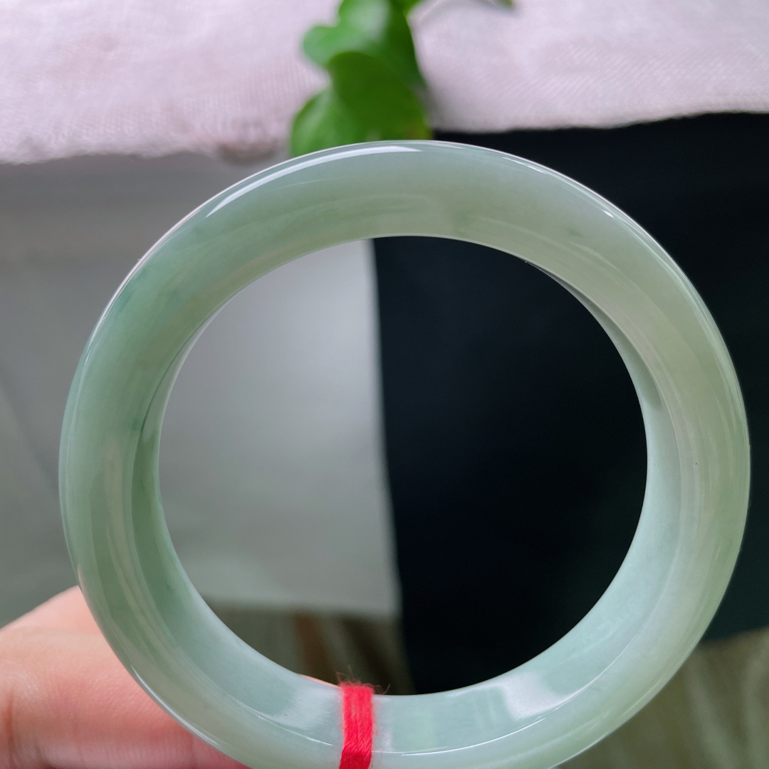 53.8/11.8/8.7，蓝底正圈，晶体纹，油润晴水，质地细腻通透，素雅耐看。ss57068a