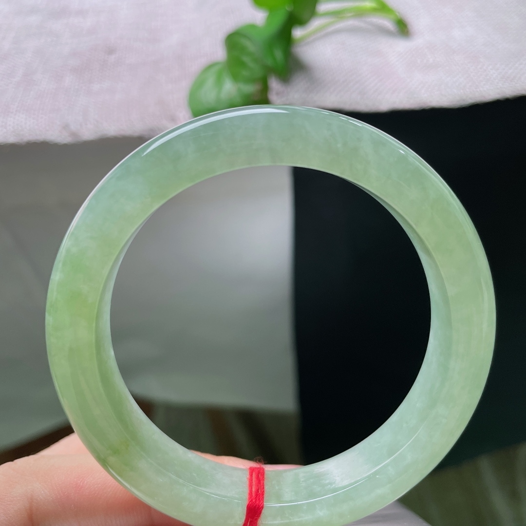 56.8/12.2/9.6，绿底正圈，有纹，浅绿晴水，清透冰润，上手自带一整份夏日凉爽清意。ss54