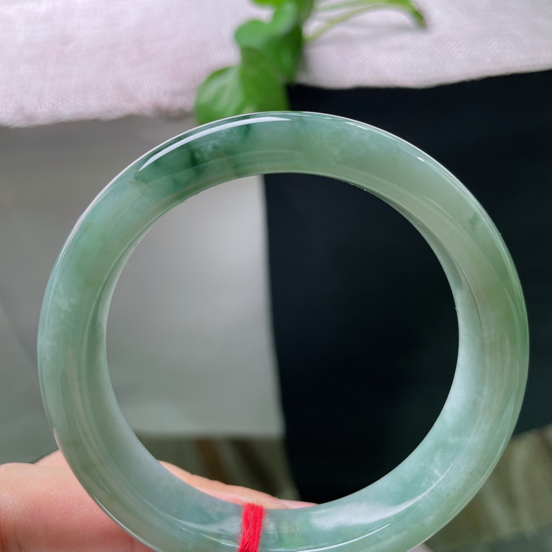 55/12.7/8.7，绿底飘花正圈，无裂，冰润蓝水飘花，翠丝悠然流淌，温婉雅致自带清冷优雅气韵。s