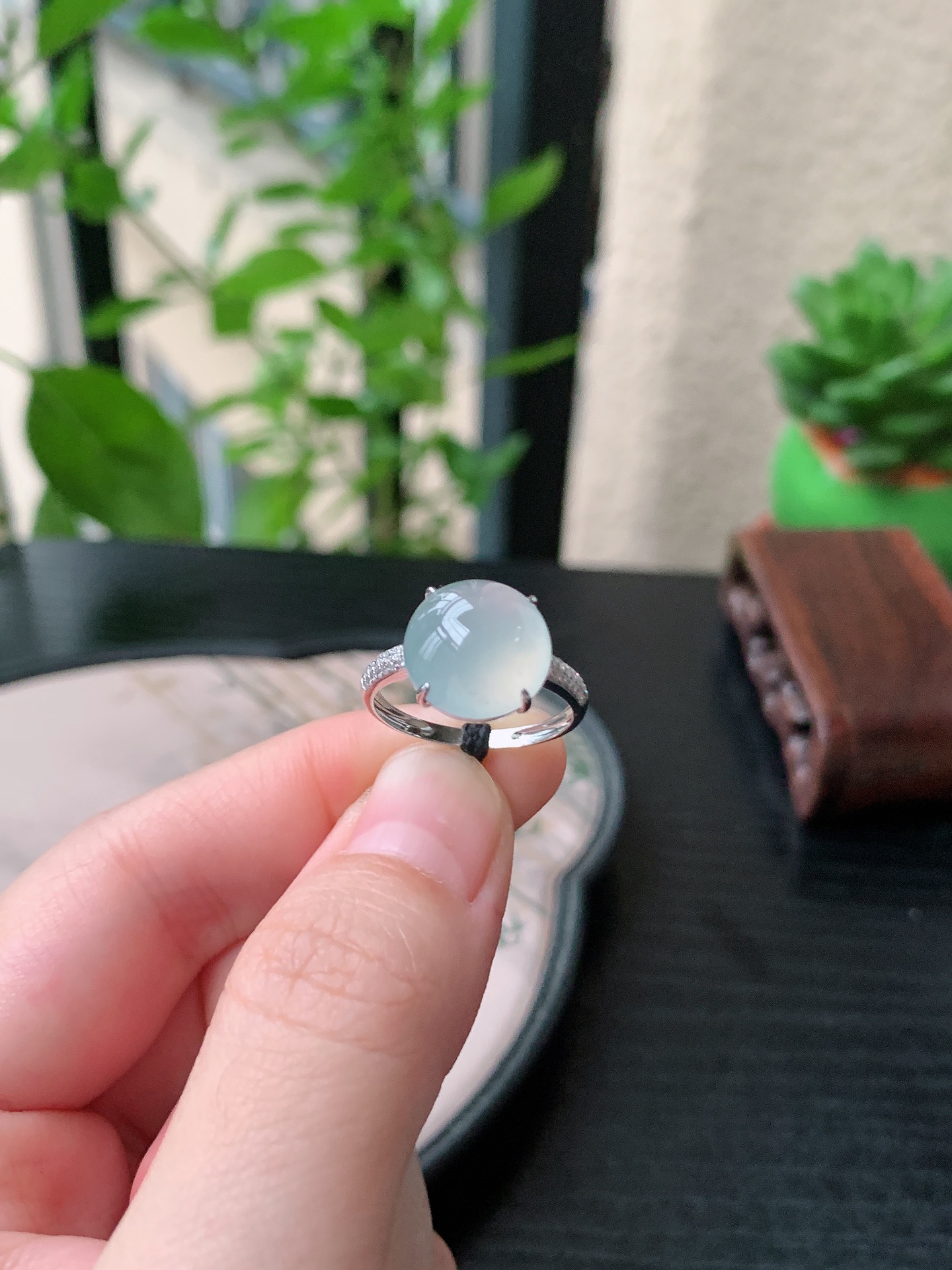 18k金镶嵌老坑冰种胶感白月光戒指 裸石尺寸:11.7-11.6-6.6mm
