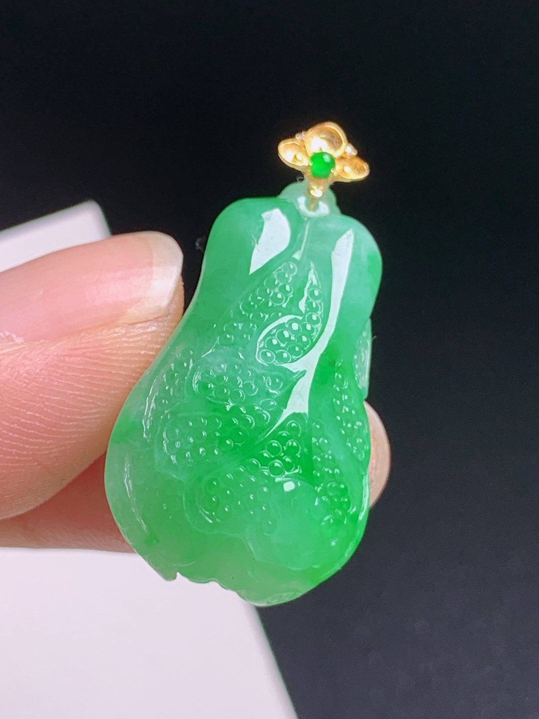 正阳绿白菜吊坠，水润鲜亮立体雕刻，招财纳福 裸石28.1-15.5-9.8 整体32.7 470628