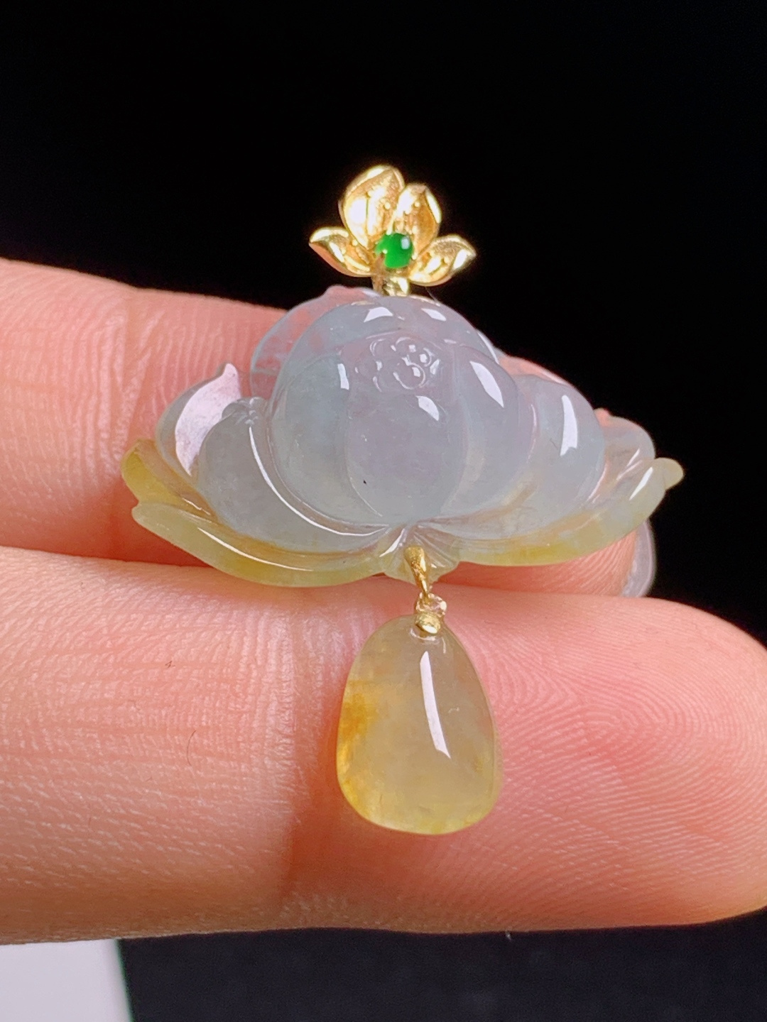 冰飘黄莲花吊坠，冰透莲花搭配暖黄坠子，清雅脱俗