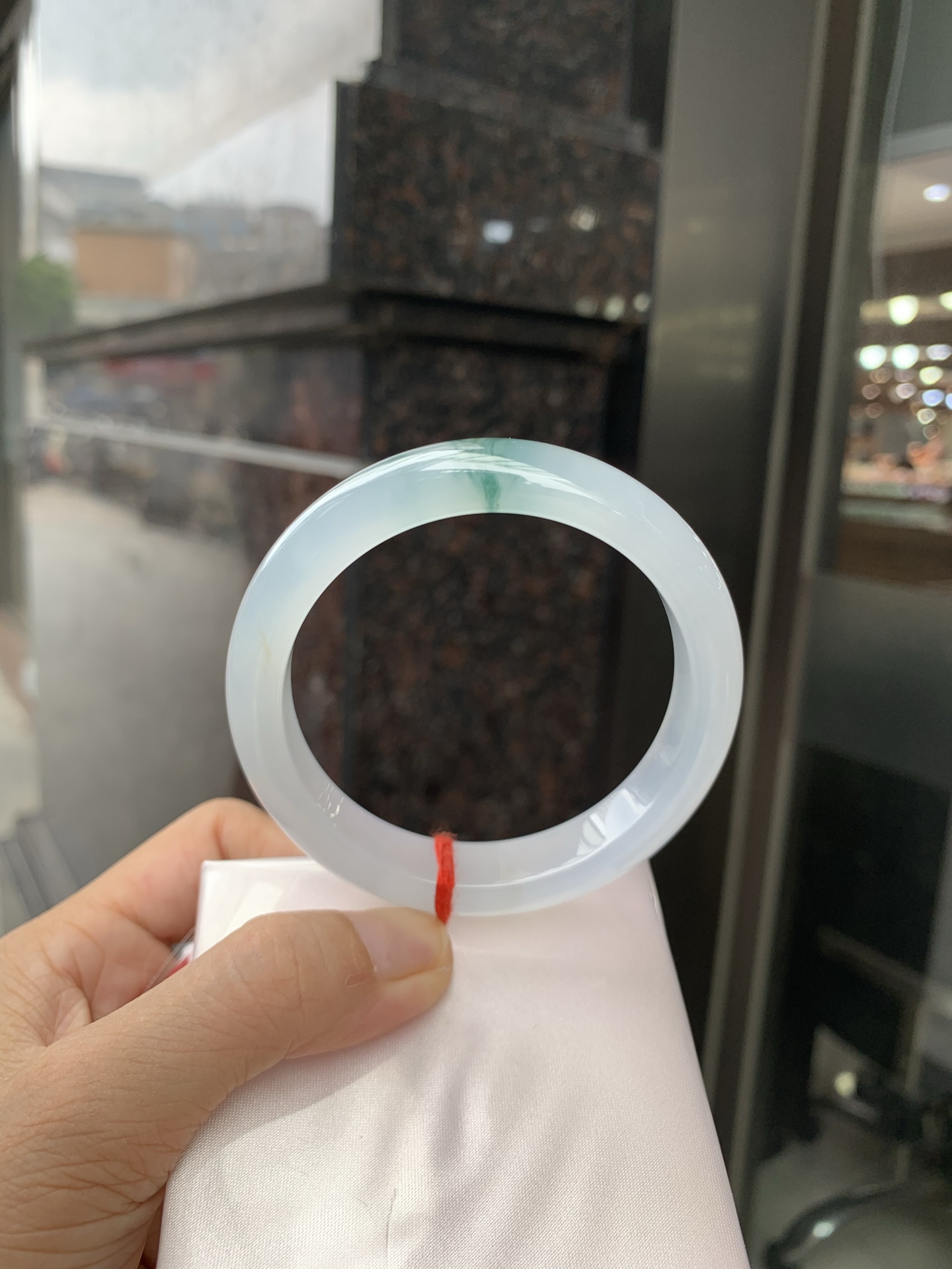 冰飘花正圈 57.5-8.1-11.7 0629-N1111 打灯细纹，不影响，底妆胶润细腻，冰底中开出了朵朵兰花，飘花灵动飘逸，勾勒出一幅唯美诗意的山水意境画，古典优雅又秀气