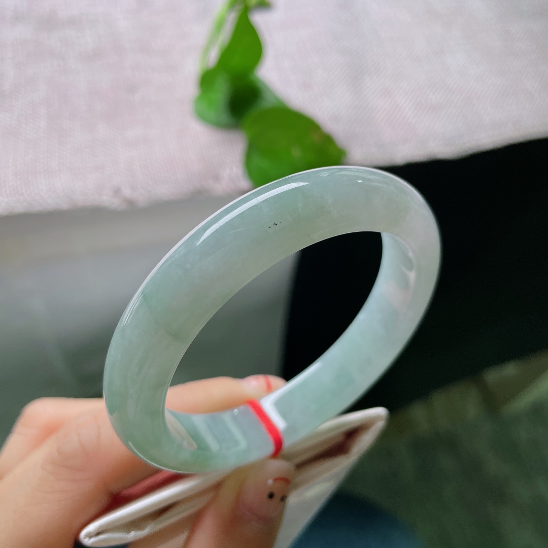 54.9/12.2/8.3，蓝底飘花正圈，无裂。冰透蓝水，清泠素雅，自带清冷的温婉气质。ss54137a。