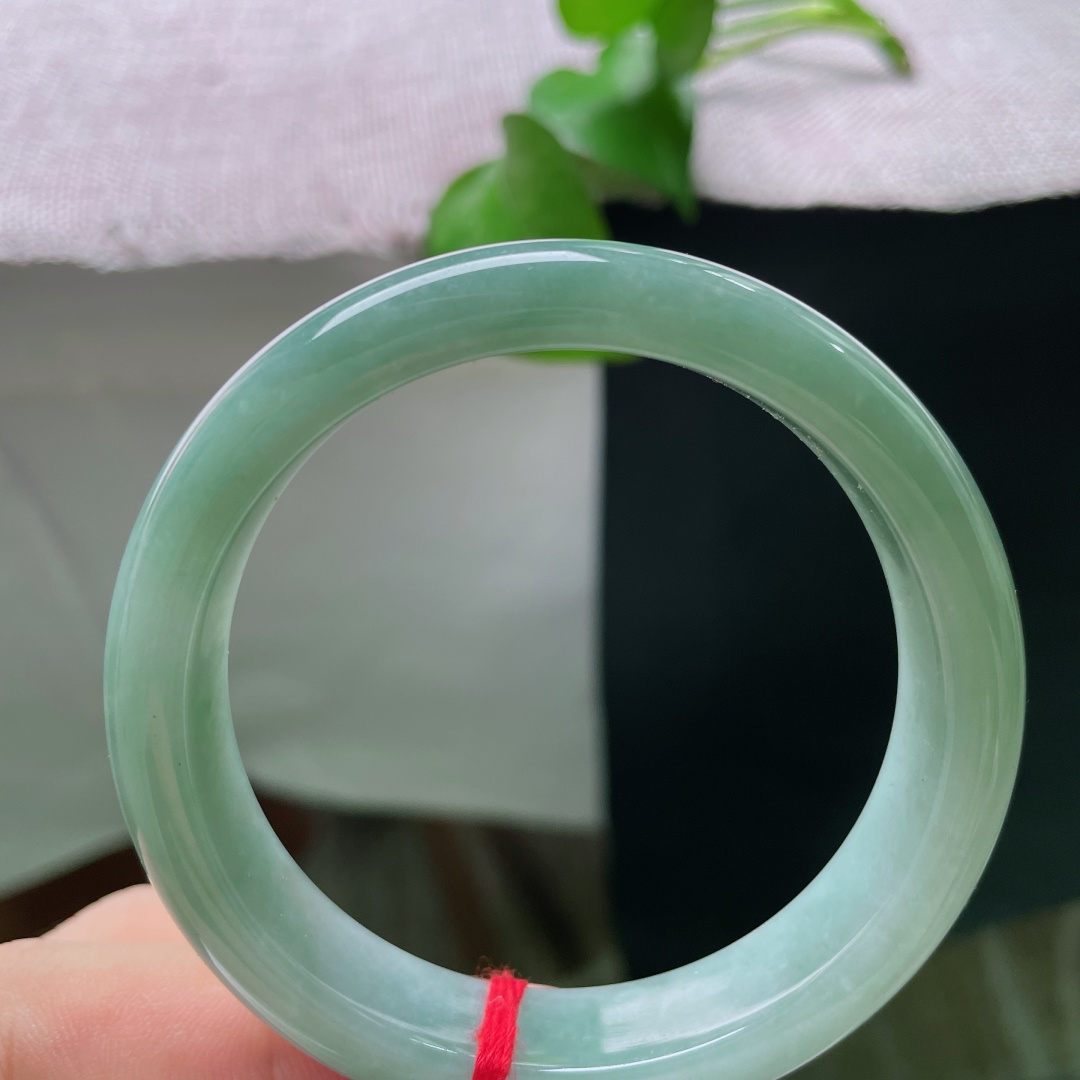 绿底正圈，无裂，晴水冰种翡翠正圈，温润凝翠，自带温婉清雅的东方古典韵味。ss54371a。