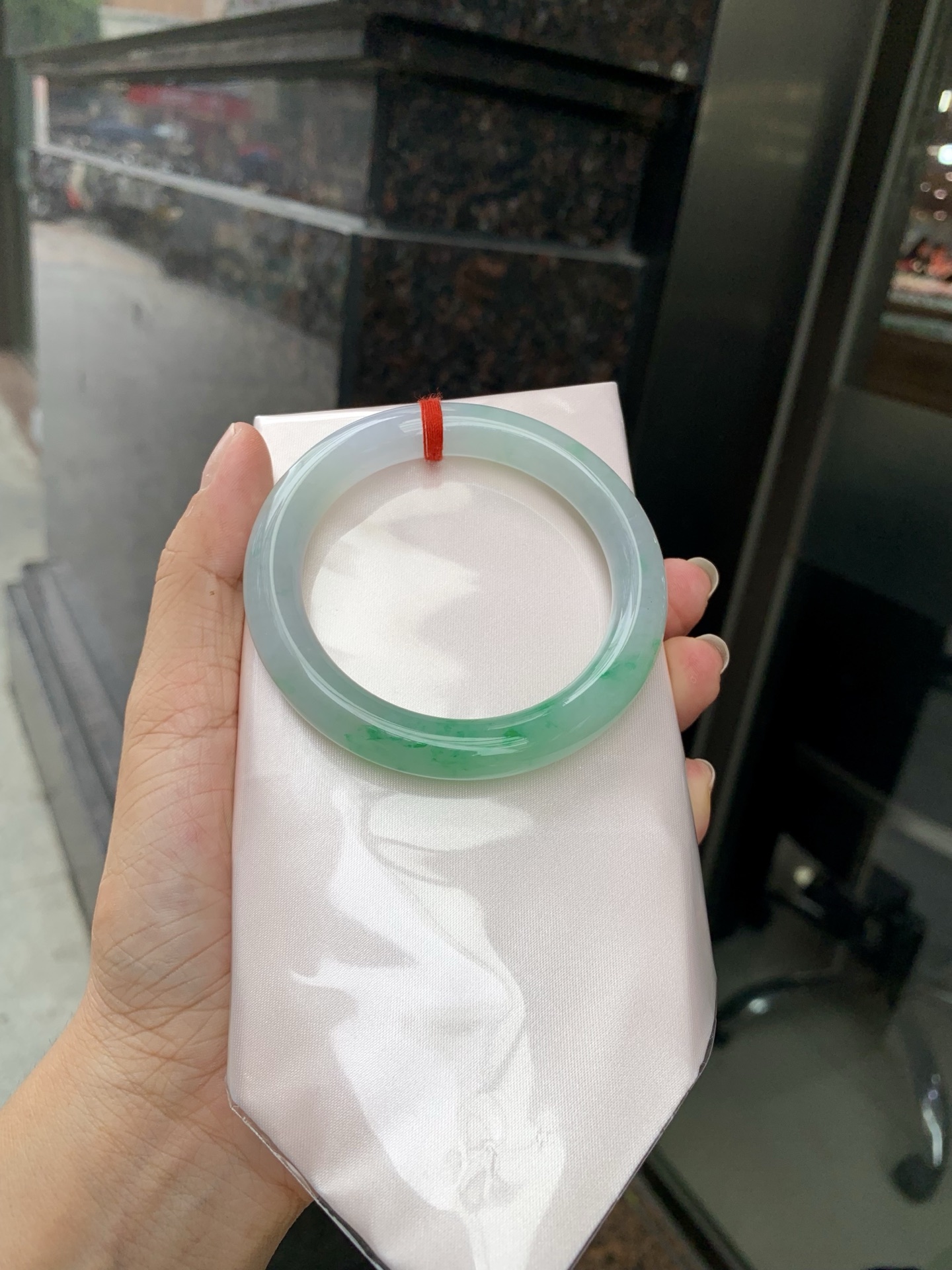 白底青阳绿圆条 0629-N1108-1 打灯细纹，底妆冰润，半圈阳绿花点缀，腕间风华，干净纯净的底色上，一抹翠色肆意流淌，宛如春日里的繁华盛景