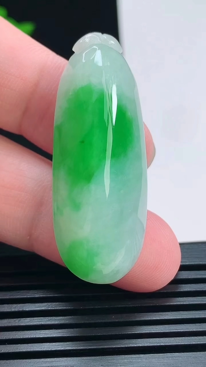 天然A货翡翠福瓜吊坠，尺寸44.2-17-12 重量:15.80g
7月1日