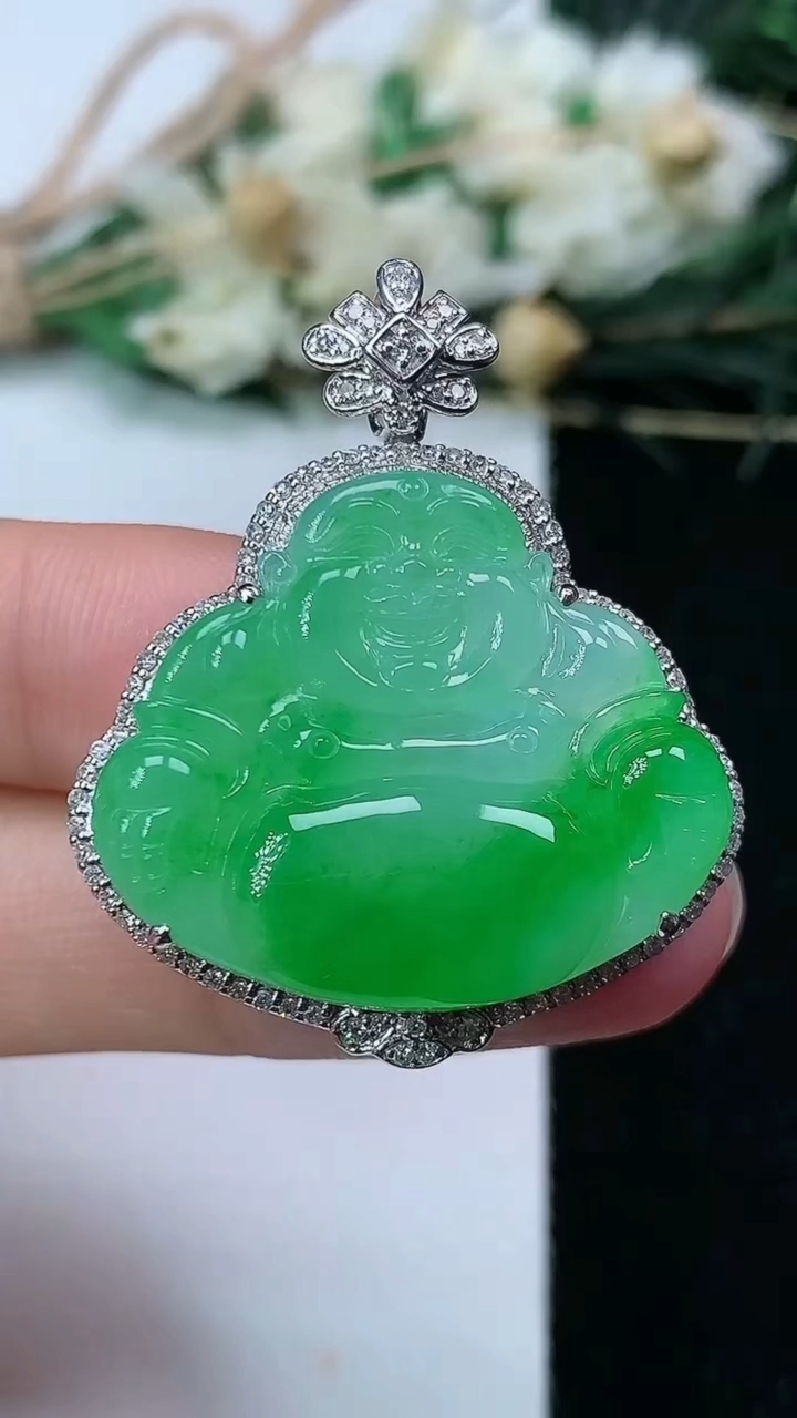 天然A货翡翠佛公吊坠，尺寸36-29.6-9.7，裸石23-27.3，重量:10.50g
7月1日