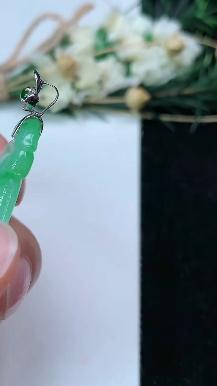 天然A货翡翠如意吊坠，尺寸40-27.4-4.2，重量:8.67g
7月1日
