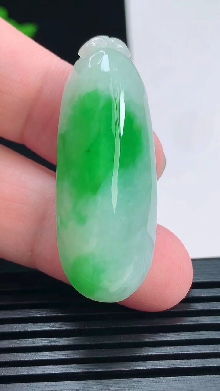天然A货翡翠福瓜吊坠，尺寸44.2-17-12 重量:15.80g
7月1日