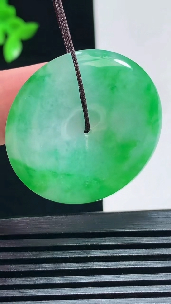 天然A货翡翠平安扣吊坠，尺寸33.5-5.5 重量:13.25g
7月1日