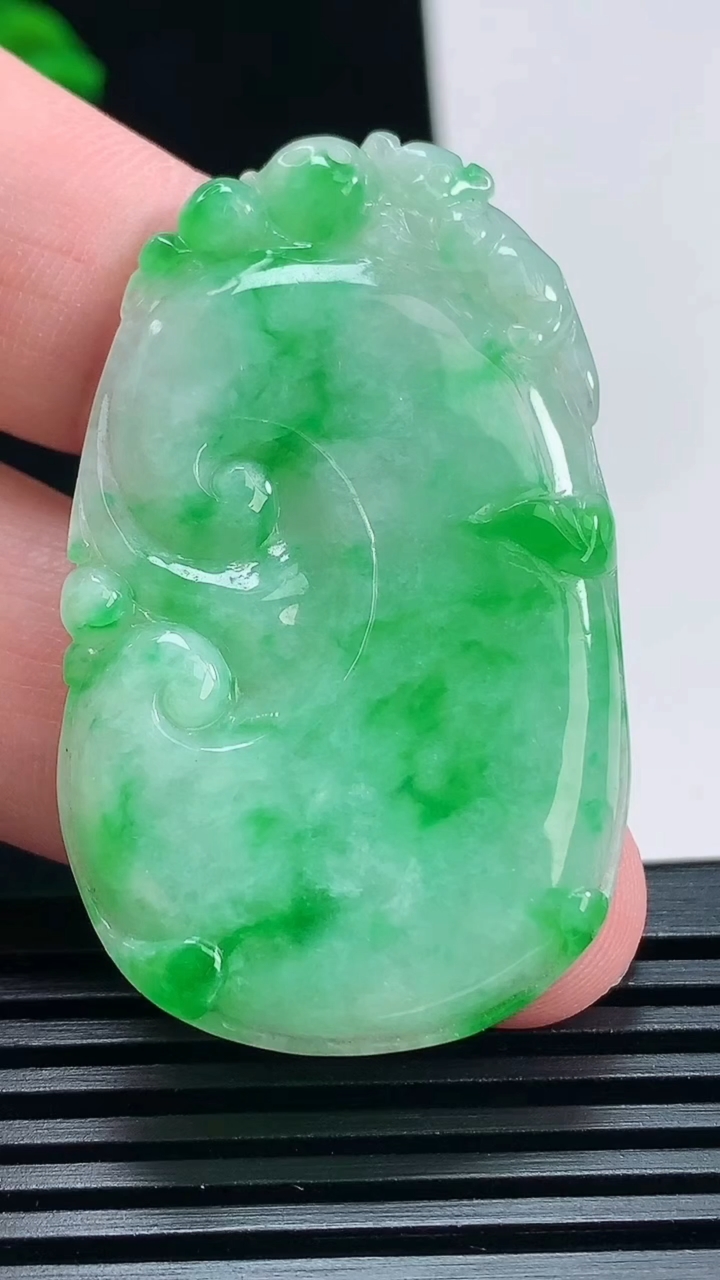天然A货翡翠如意吊坠，尺寸47.6-29-4 重量:12.18g
7月1日