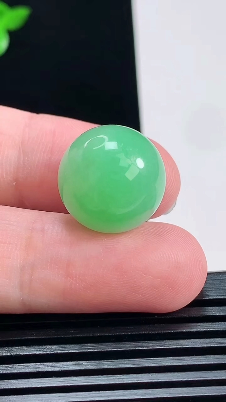 天然A货翡翠圆珠镶嵌件，尺寸16.5 重量:8.37g
7月1日