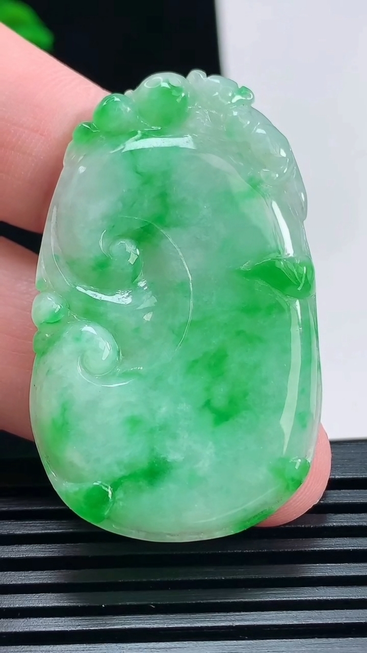 天然A货翡翠如意吊坠，尺寸47.6-29-4 重量:12.18g
7月1日