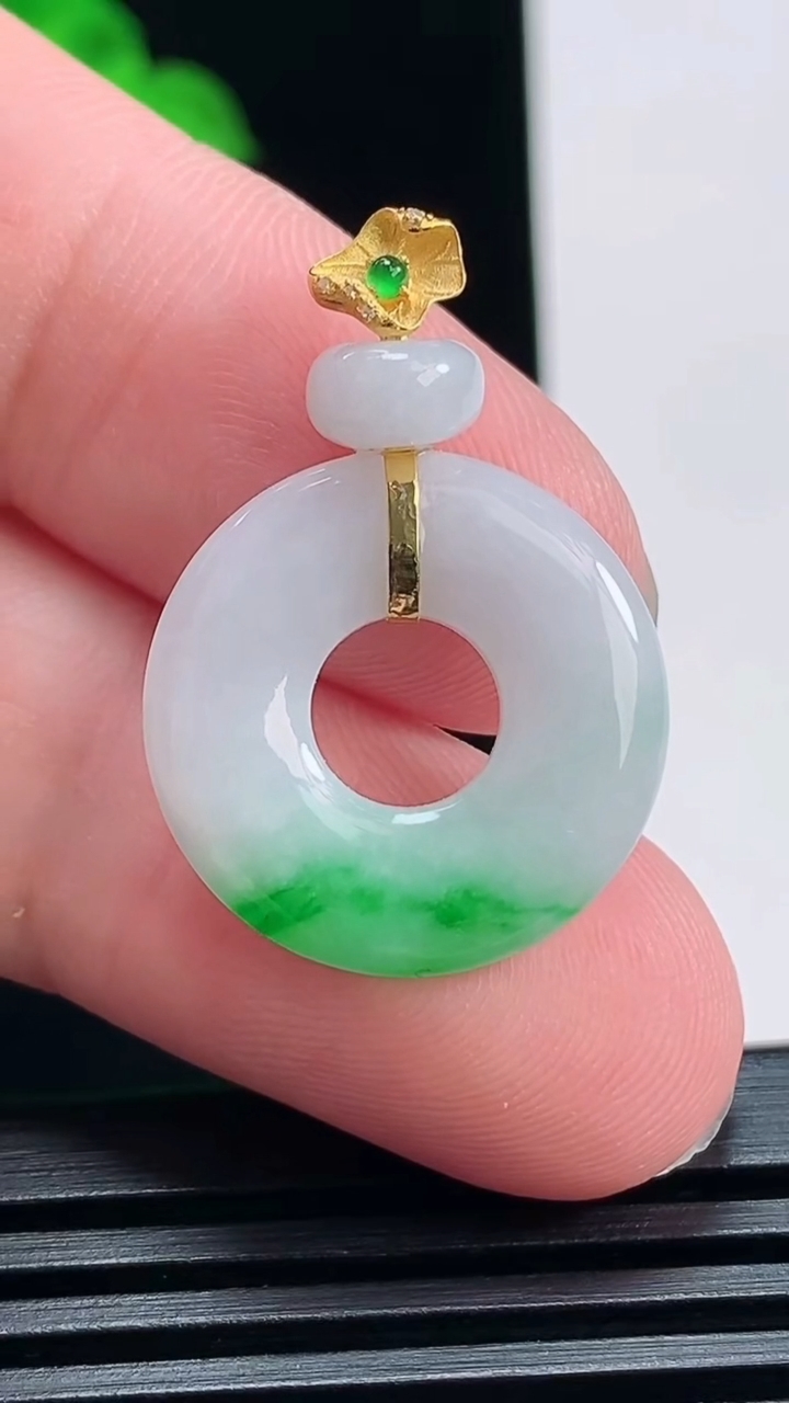 天然A货翡翠平安环吊坠，尺寸28.6-19.5-3.5 重量:3.07g
7月1日
