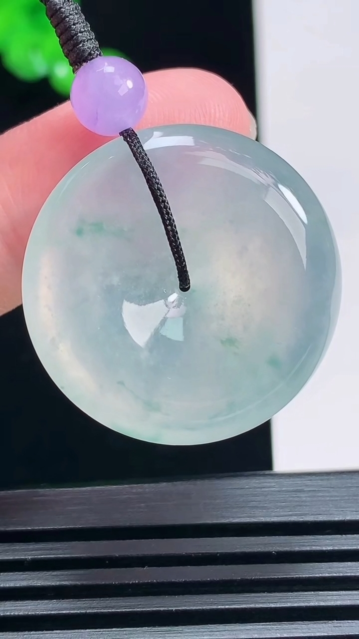天然A货翡翠种飘花平安扣吊坠，尺寸27.5-5.6 重量:9.51g
7月1日