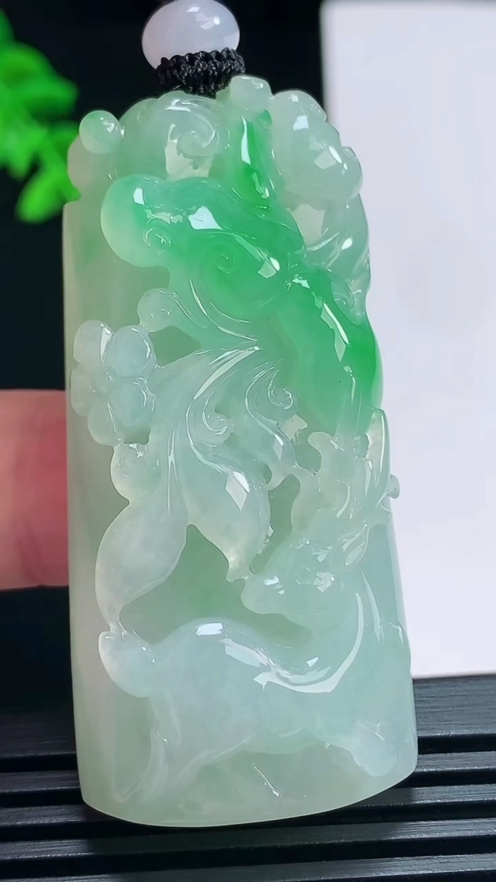 天然A货翡翠梅花鹿吊坠，尺寸54-25-11 重量:35.54g
7月1日